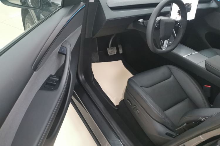 Used Tesla Model Y 2025 Rear-Wheel-Drive Version
