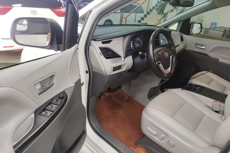 Used Toyota Sienna 2018 3.5L Four-Wheel Drive LE Trim 7 Seats U.S. Specification
