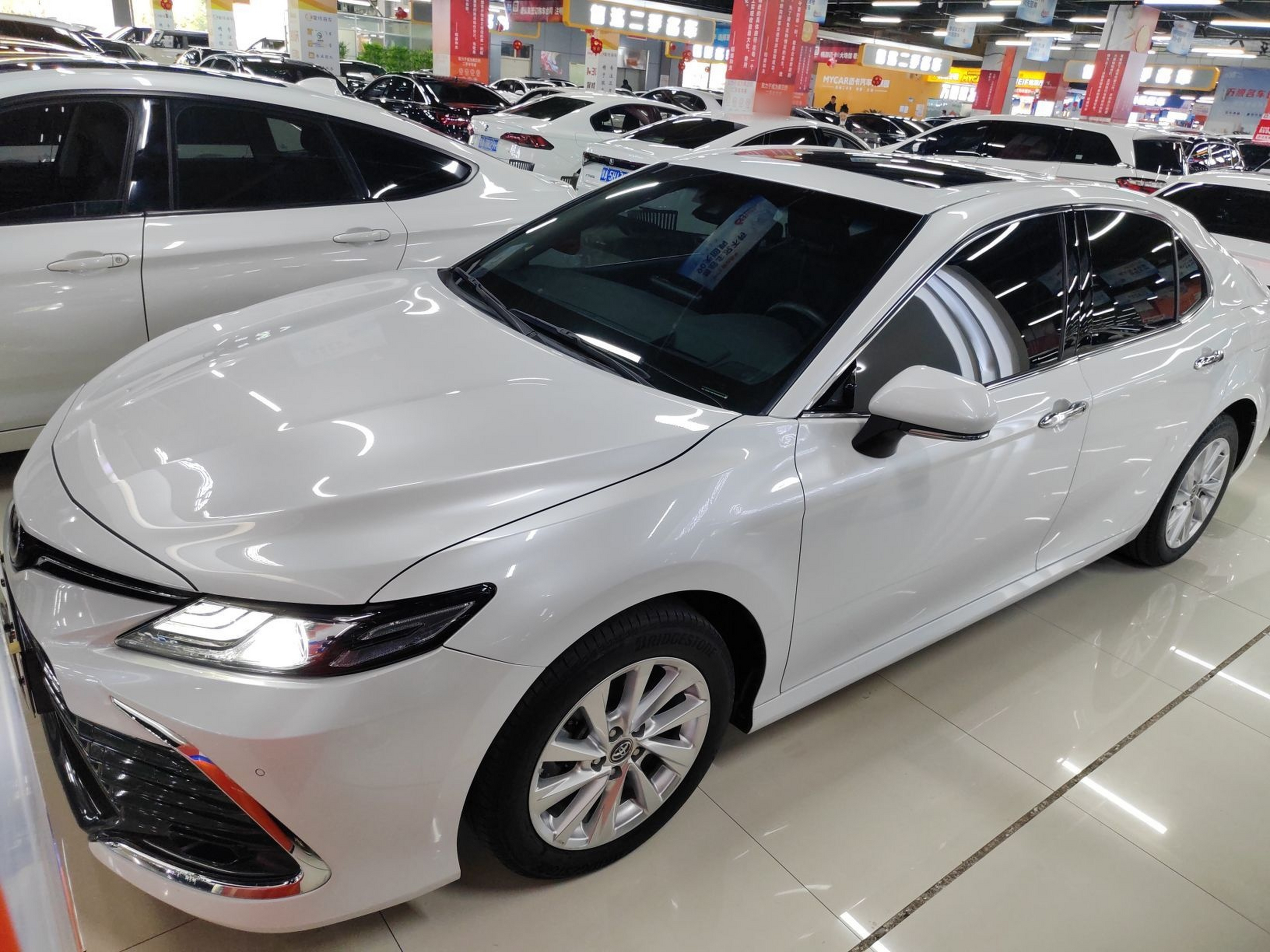 تحت مقدمة السيارة