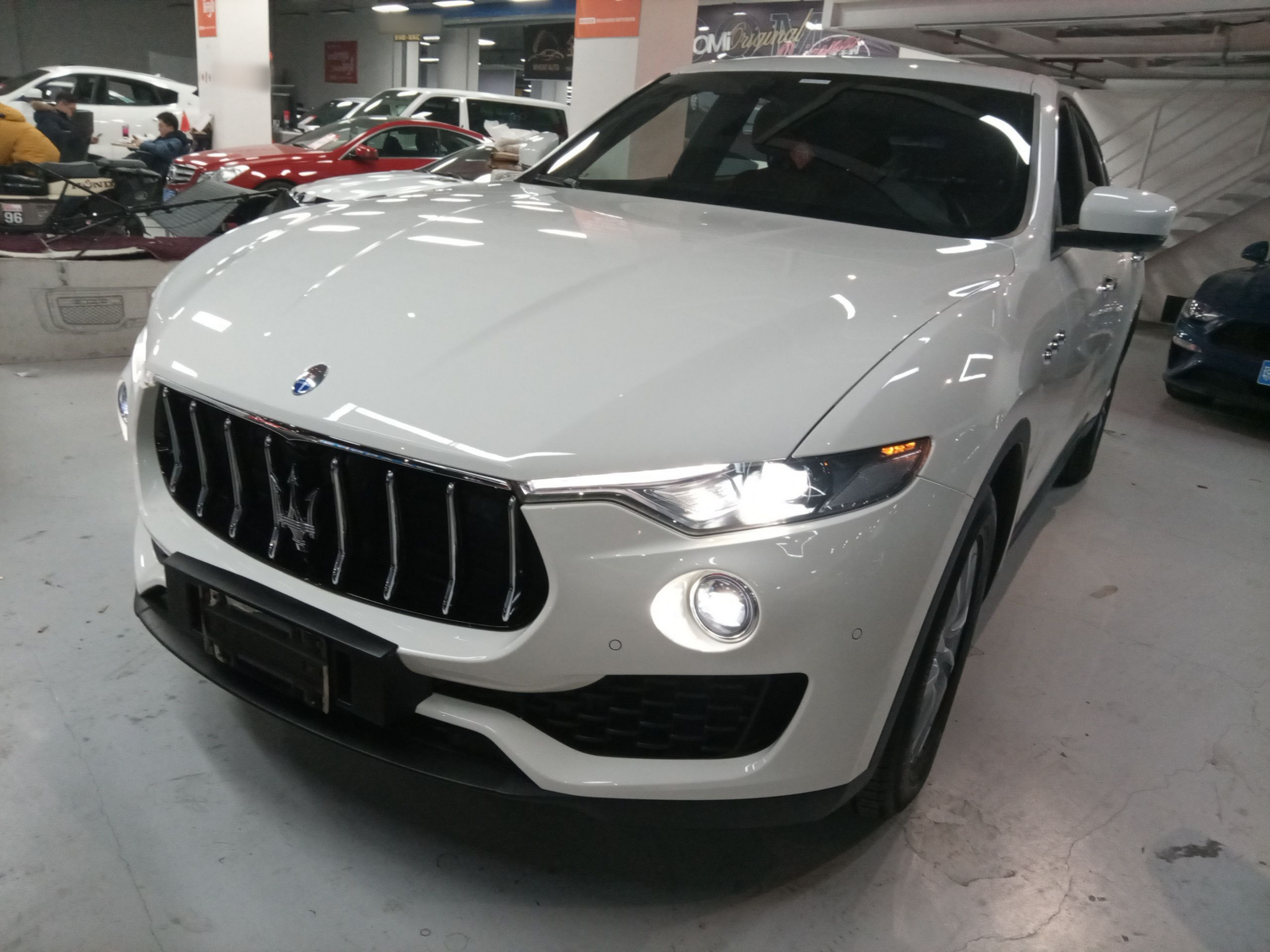 Под передней частью автомобиля