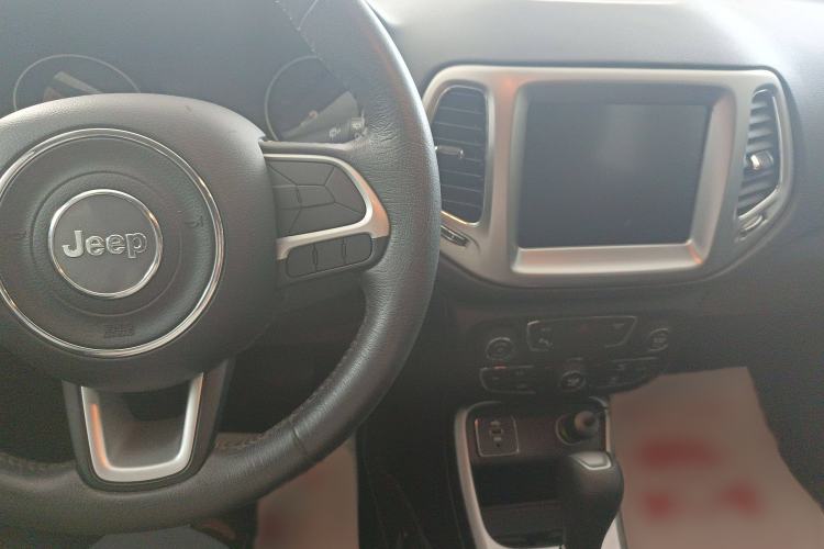 Used  Compass 2017 200T Automatic Family Edition
