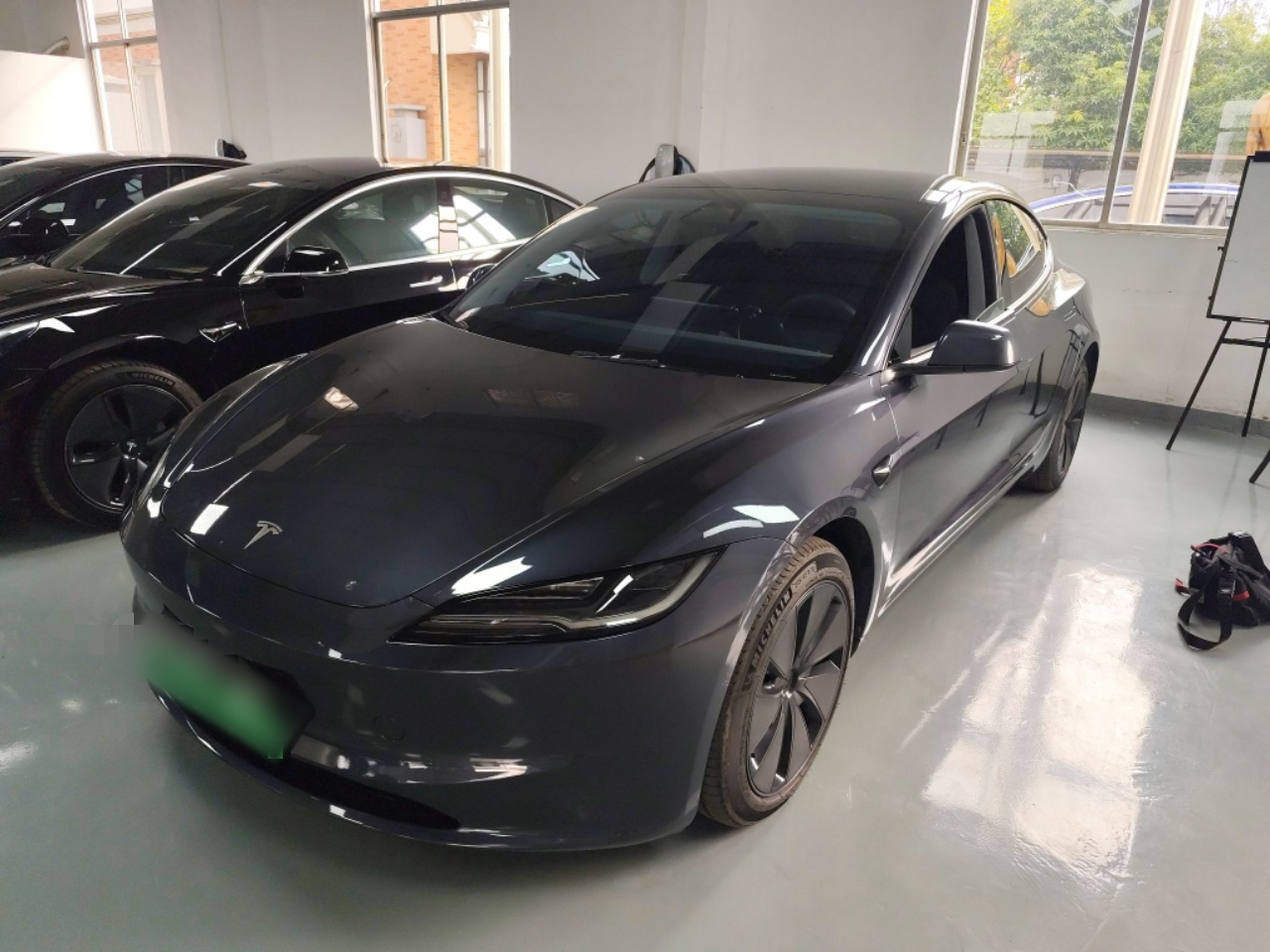 Под передней частью автомобиля