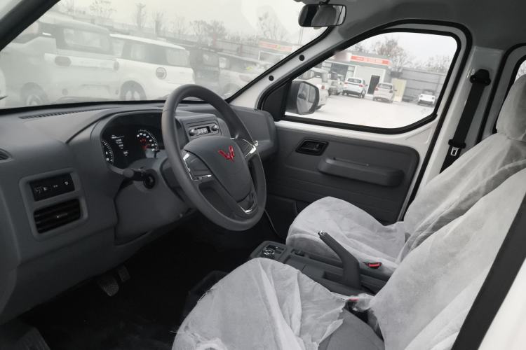 Used Wuling Yangguang 2024 300KM Comfort Version Passenger Van 75kW
