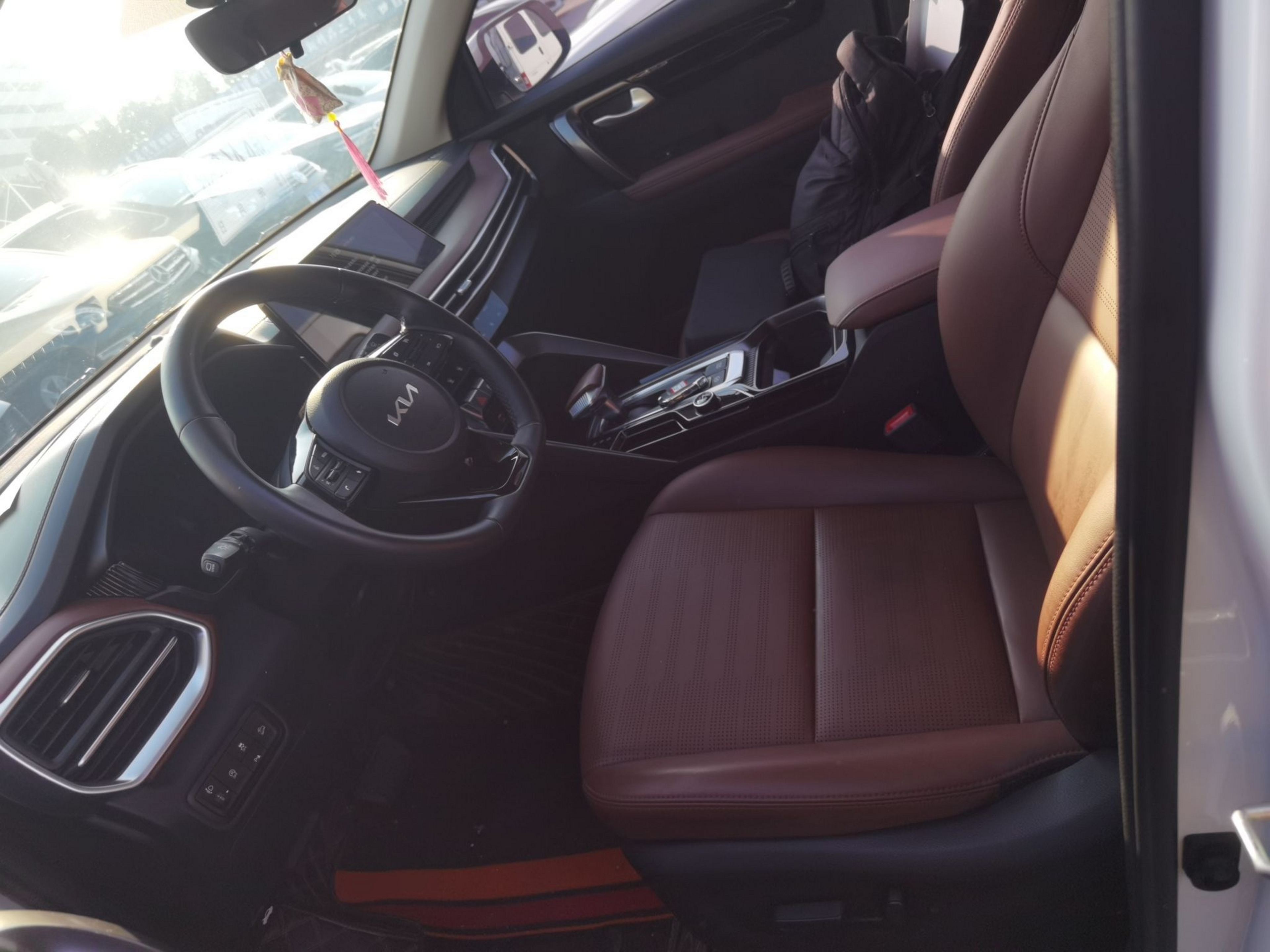 المقاعد الأمامية داخل السيارة