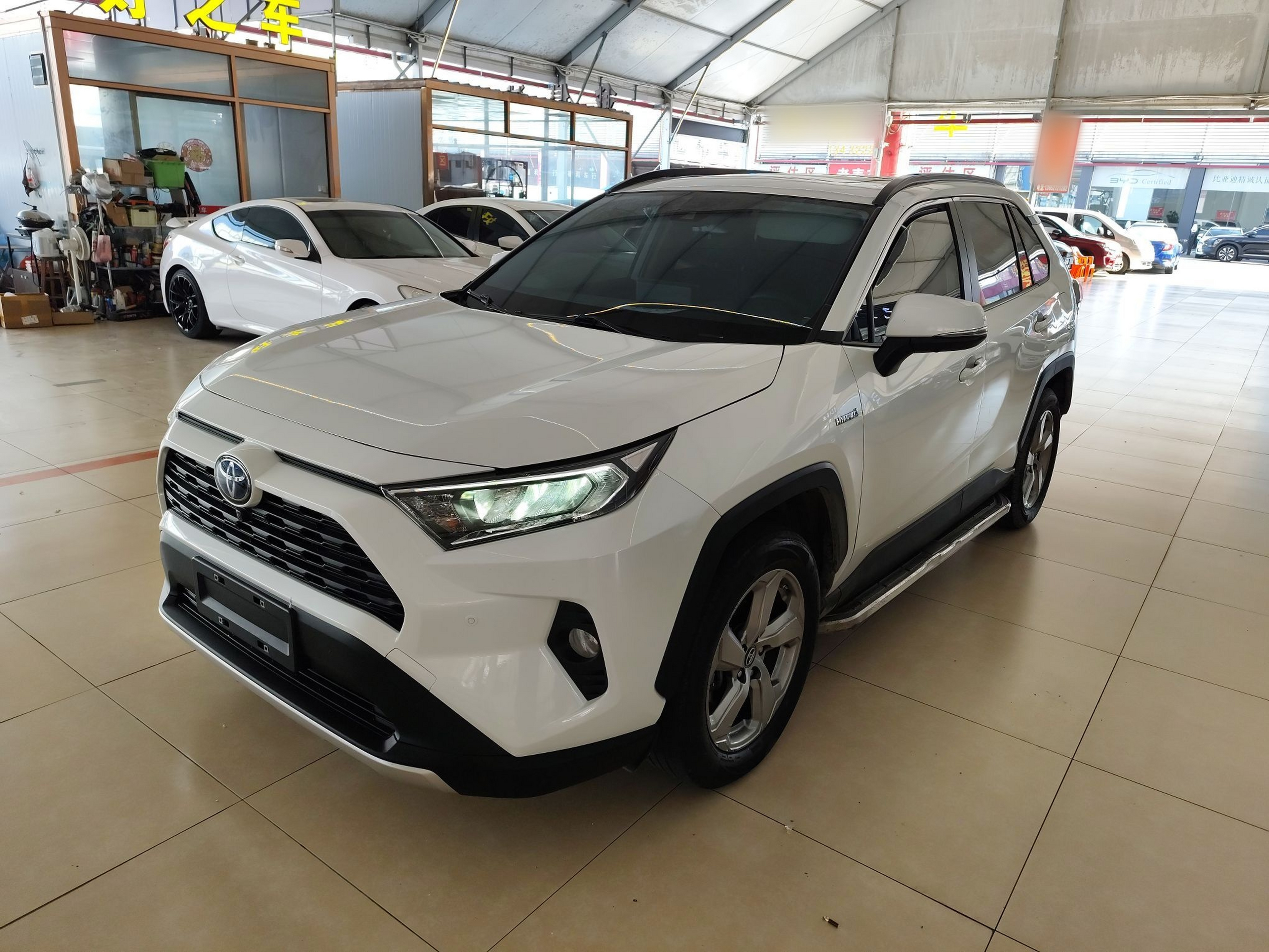 تحت مقدمة السيارة