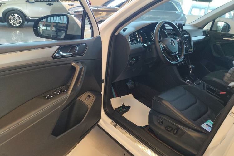 Used Volkswagen Tiguan L 2019 Revised 330TSI Automatic Two-Wheel Drive Smart & Luxury Edition China VI Standard
