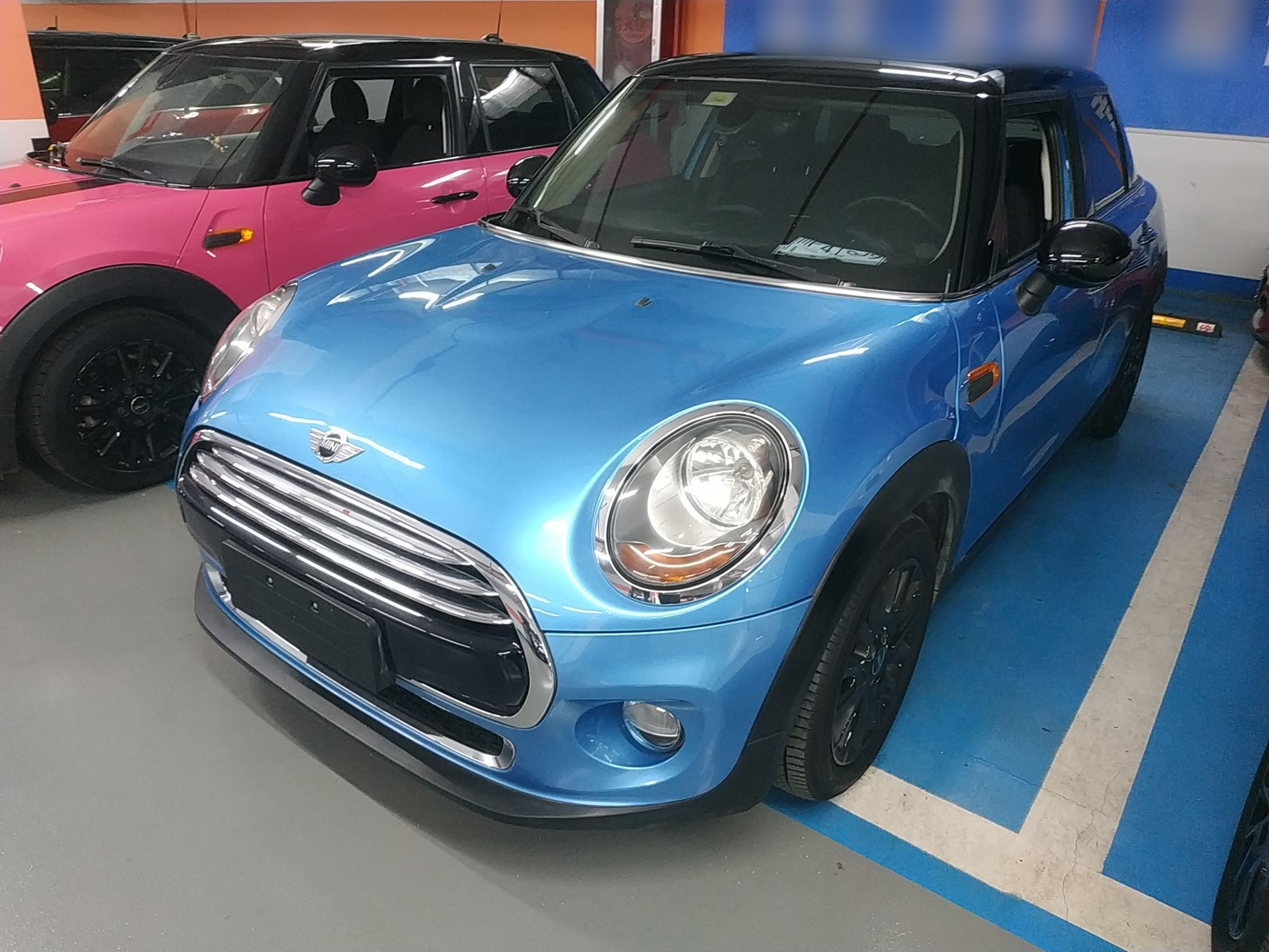 تحت مقدمة السيارة