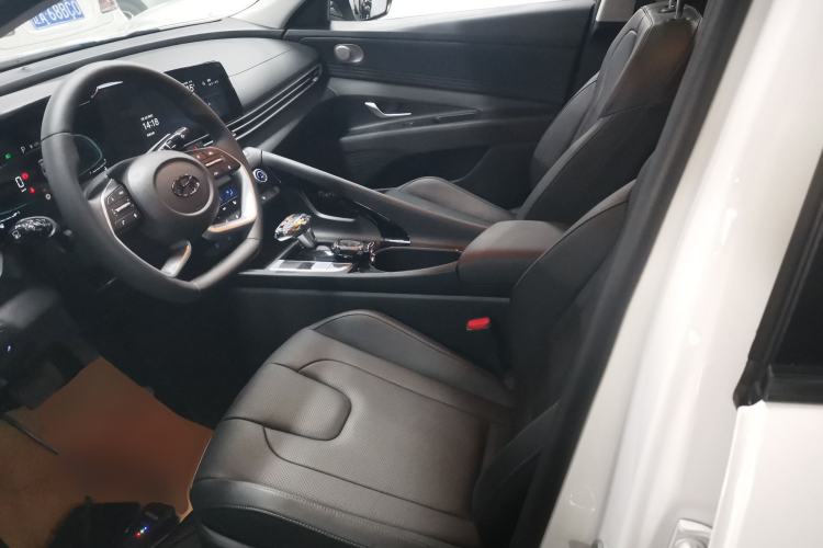 Used Hyundai Elantra 2023 1.5L CVT LUX Prestige Edition
