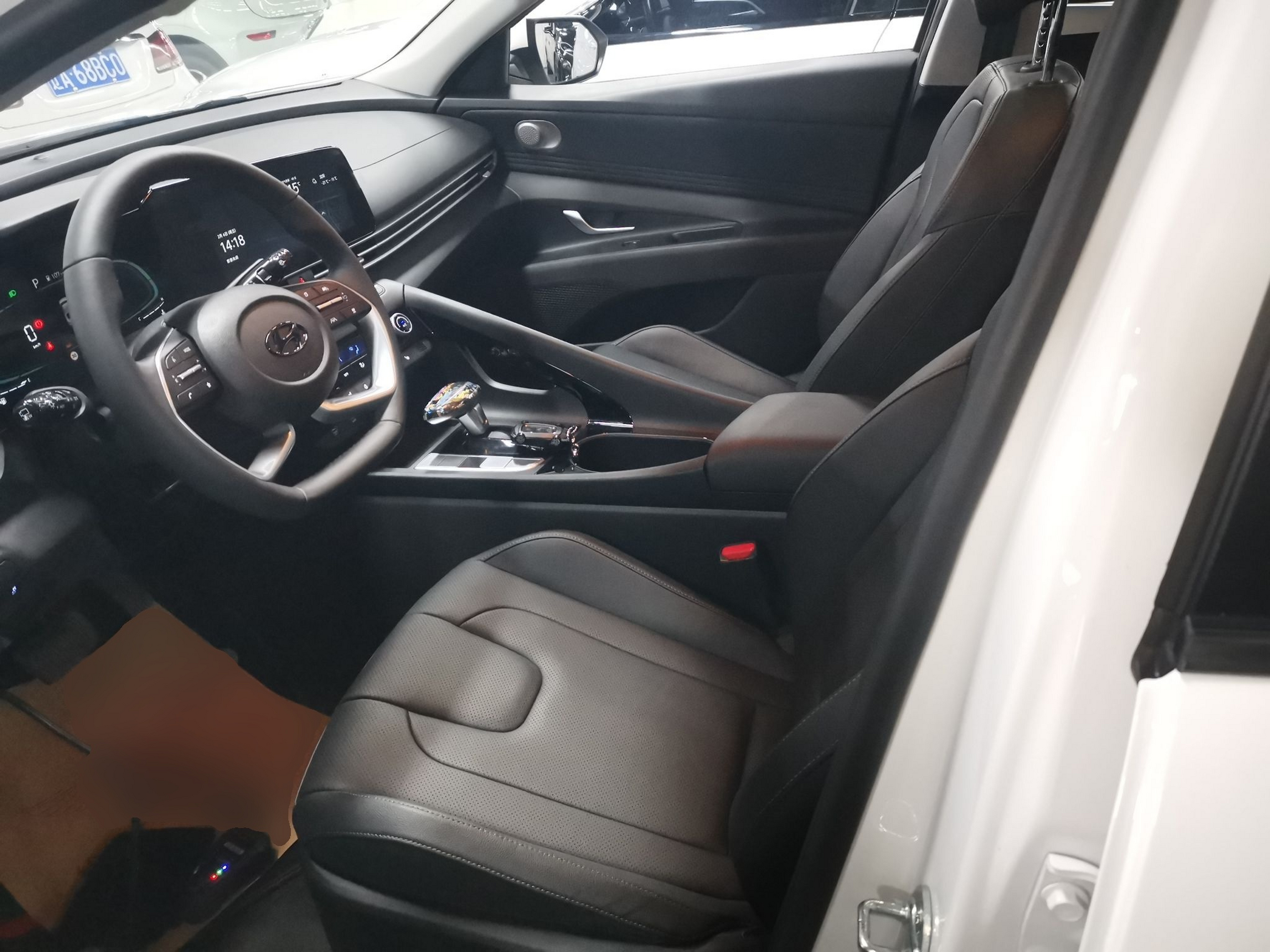 المقاعد الأمامية داخل السيارة