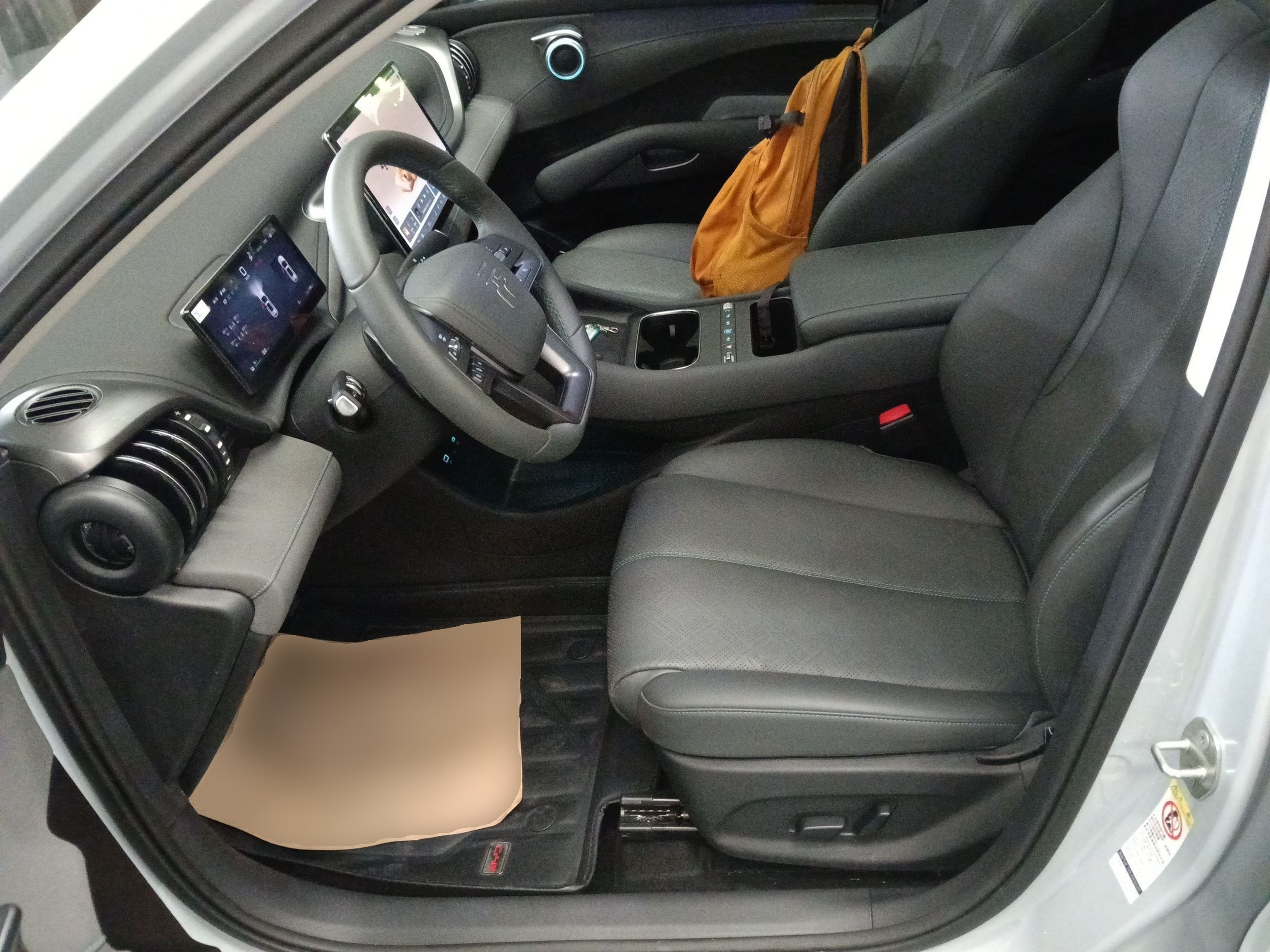 Переднее сиденье в автомобиле