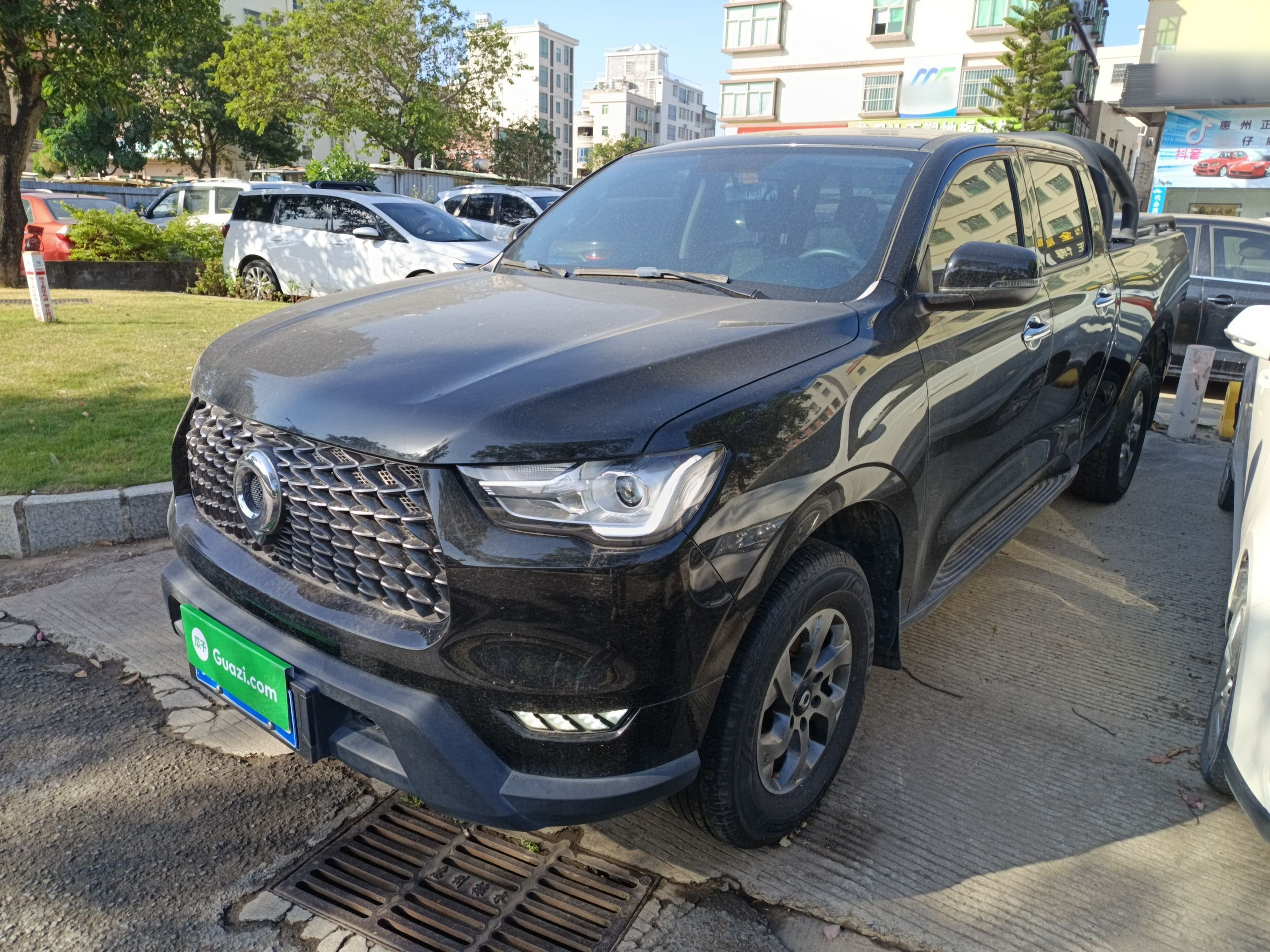 Под передней частью автомобиля