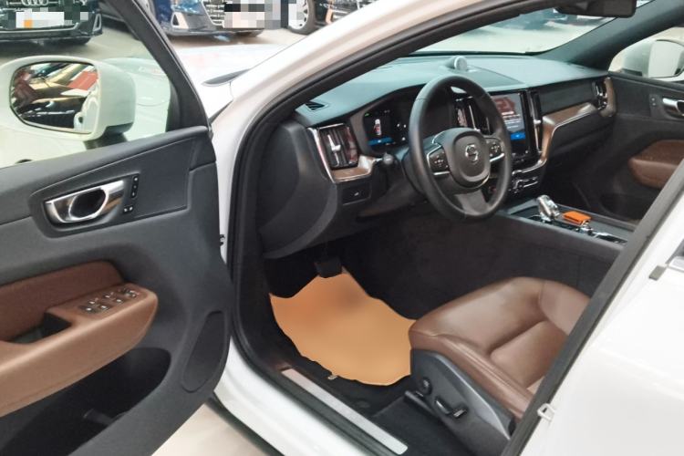 Used Volvo XC60 2023 B5 4x4 Smart Luxury Edition
