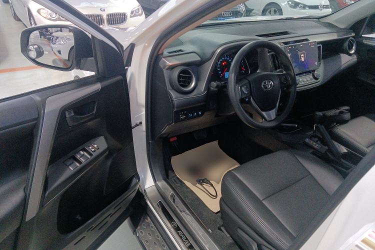 Used Toyota RAV4 2016 2.0L CVT Two-Wheel Drive Fashion Edition China V Standard
