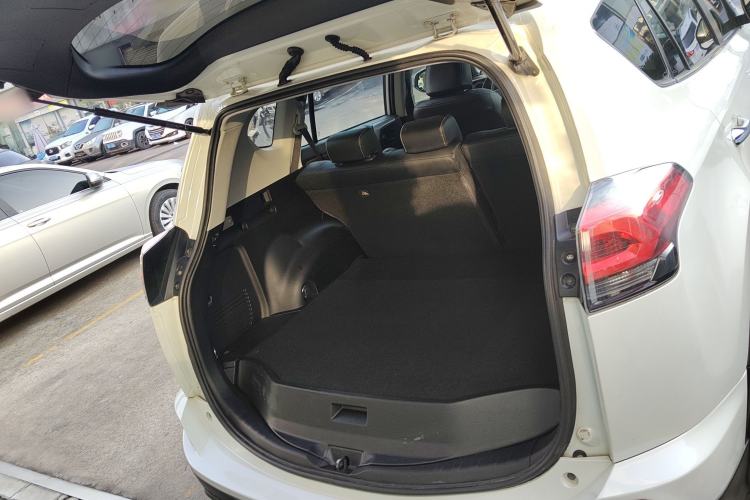 Used Toyota RAV4 2016 2.0L CVT Two-Wheel Drive Fashion Edition China V Standard
