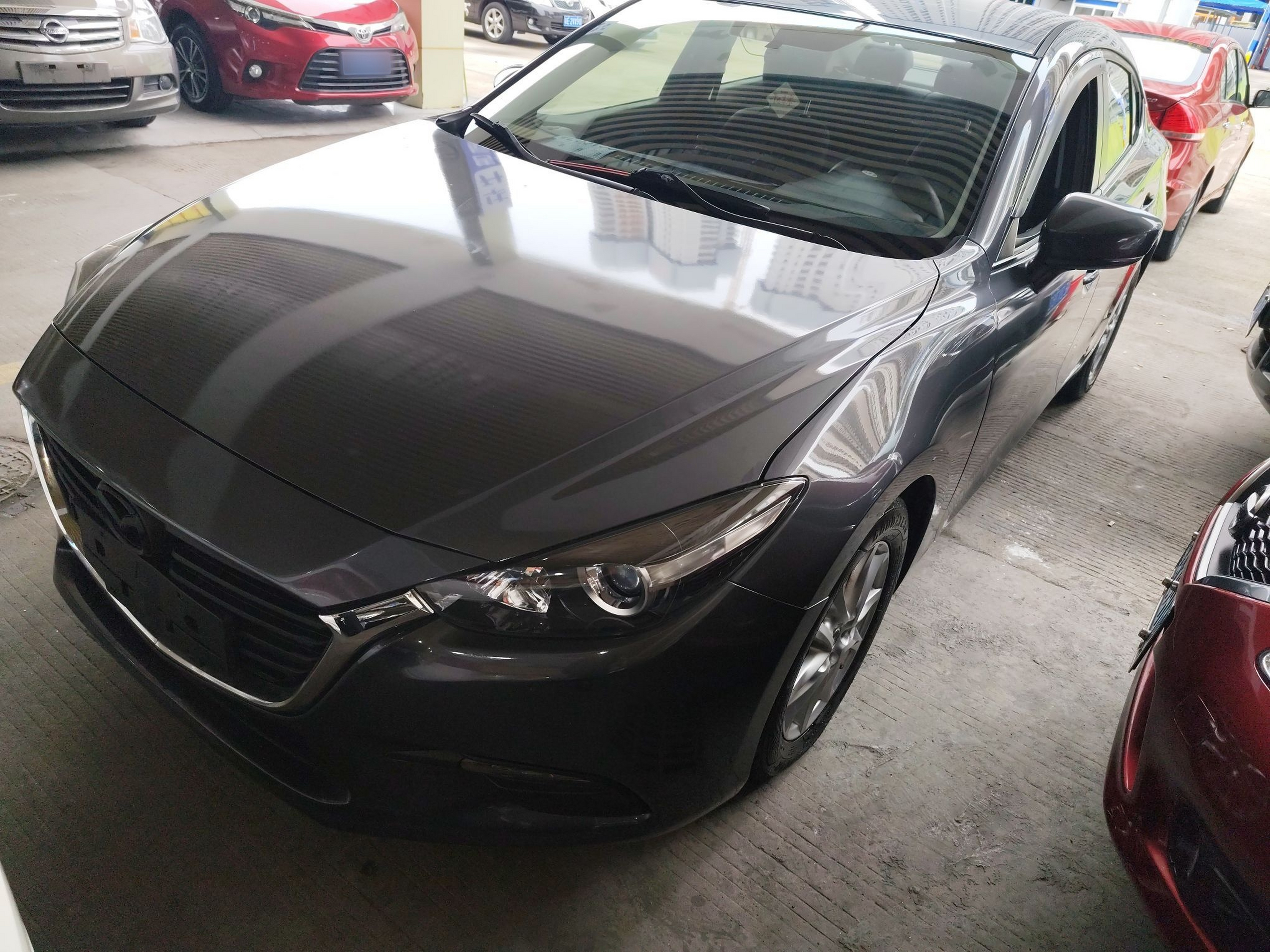 تحت مقدمة السيارة