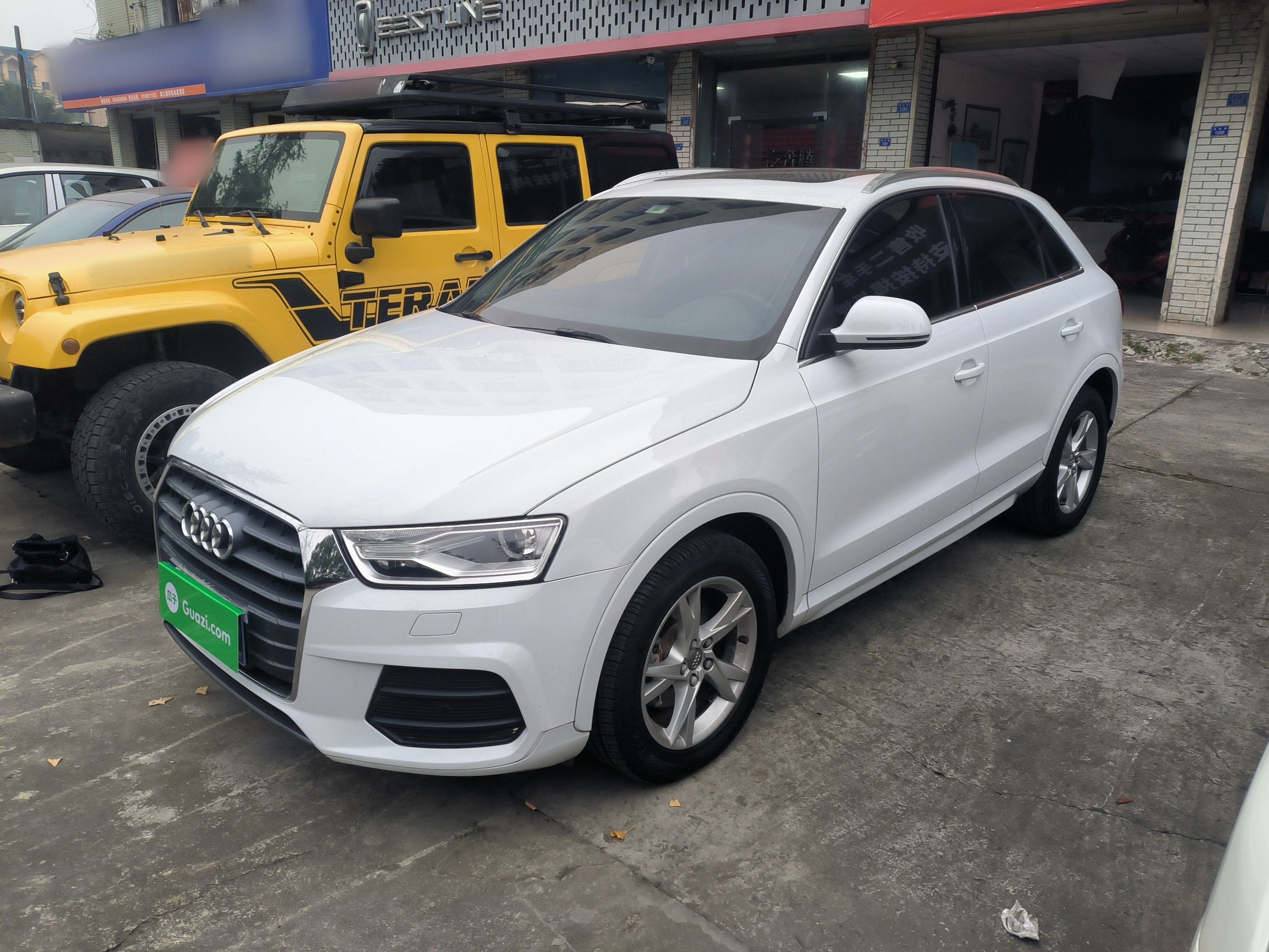 تحت مقدمة السيارة