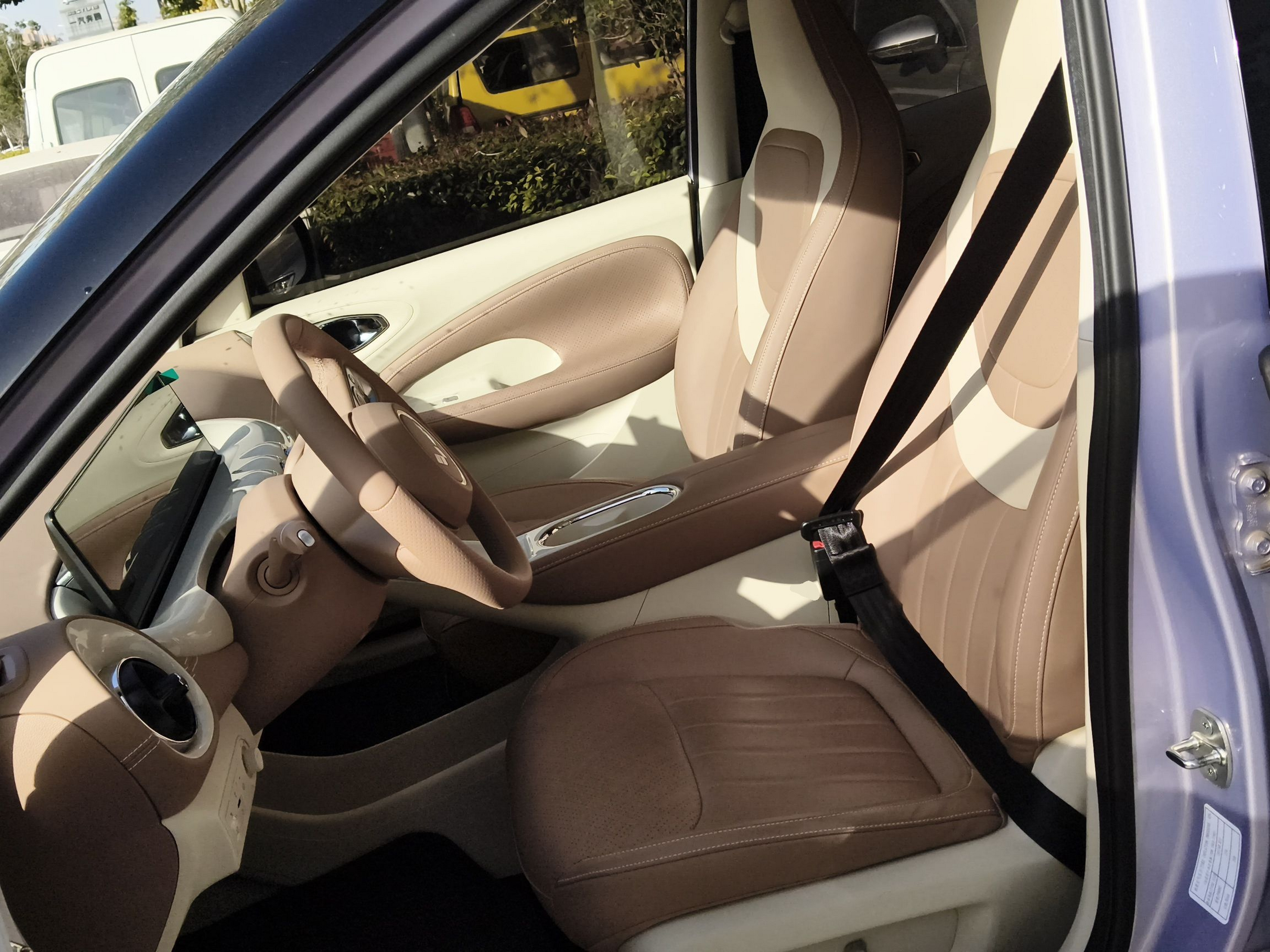 المقاعد الأمامية داخل السيارة