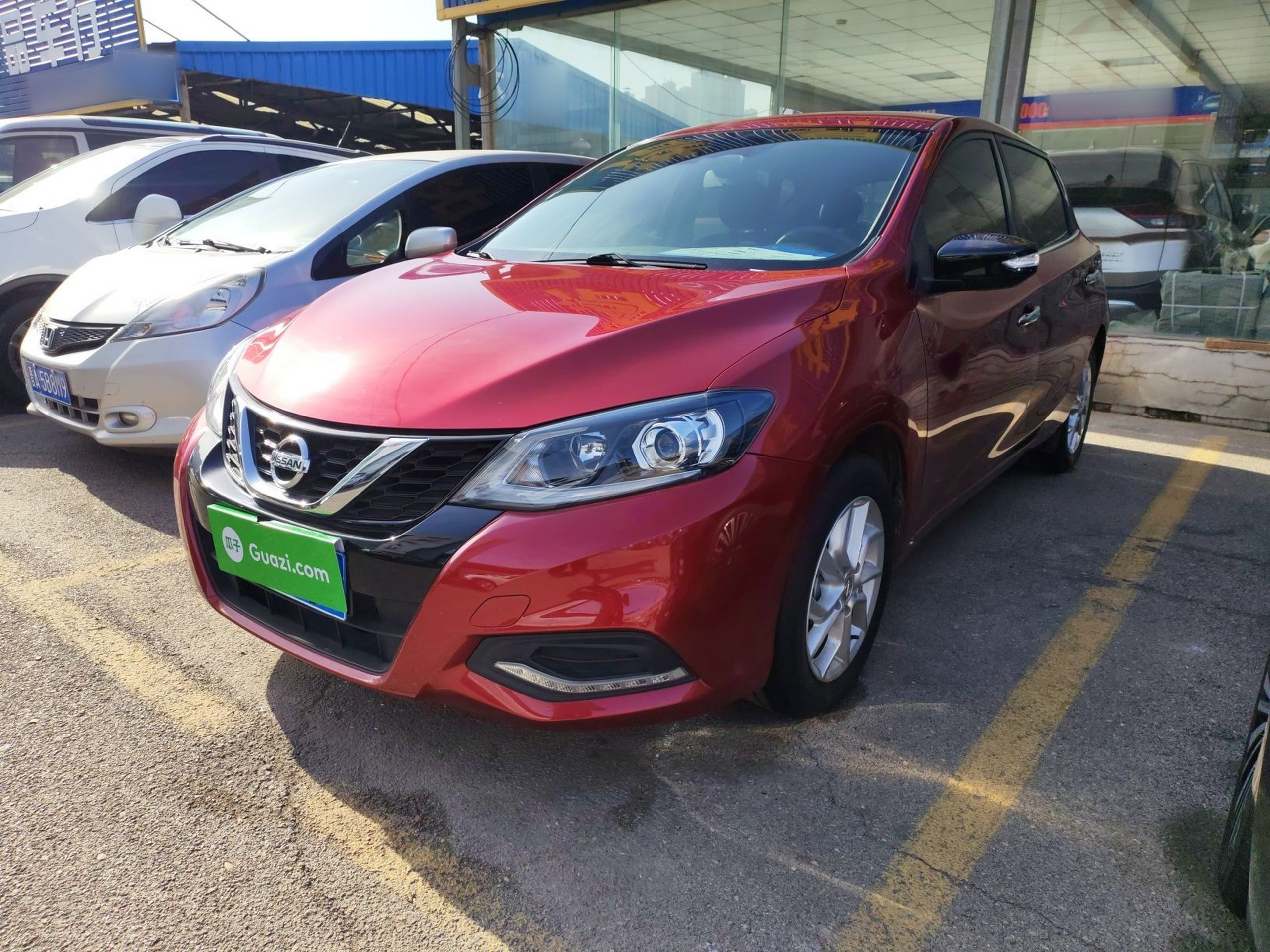 تحت مقدمة السيارة