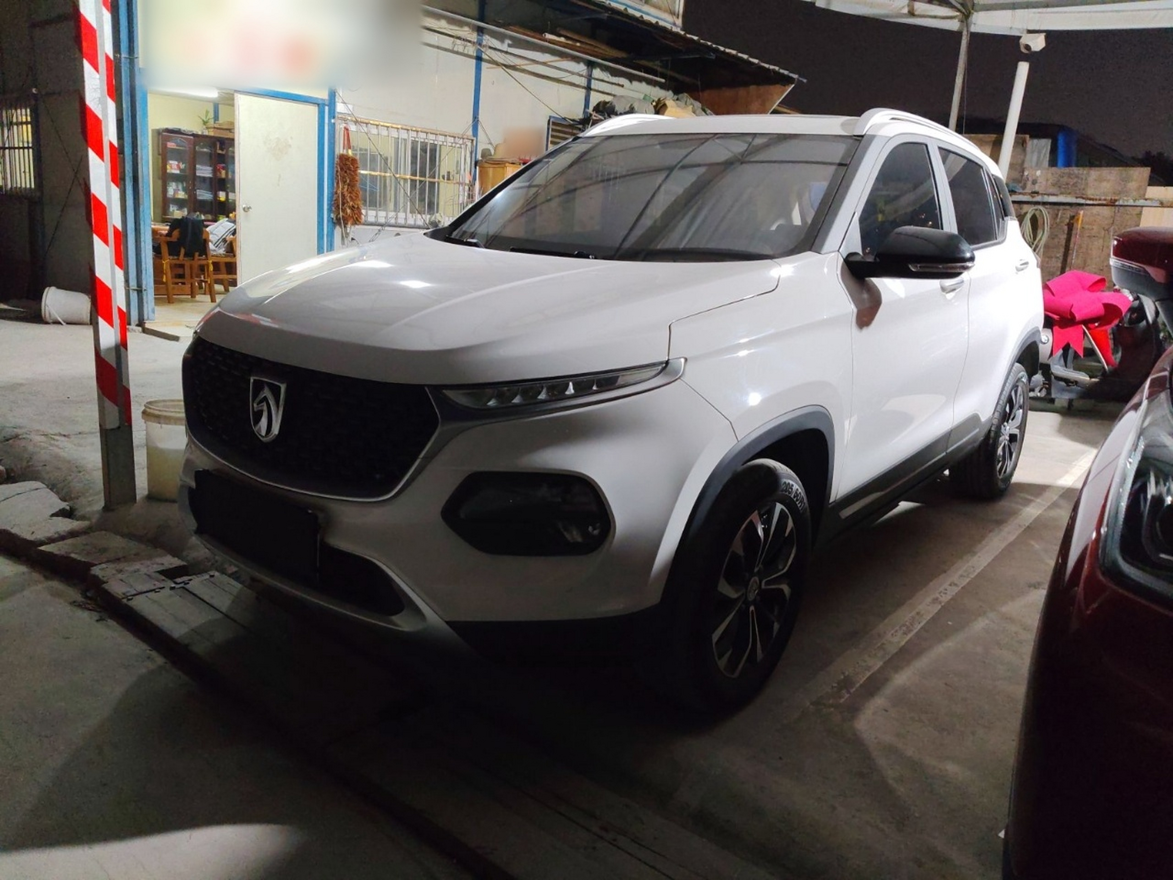 Под передней частью автомобиля