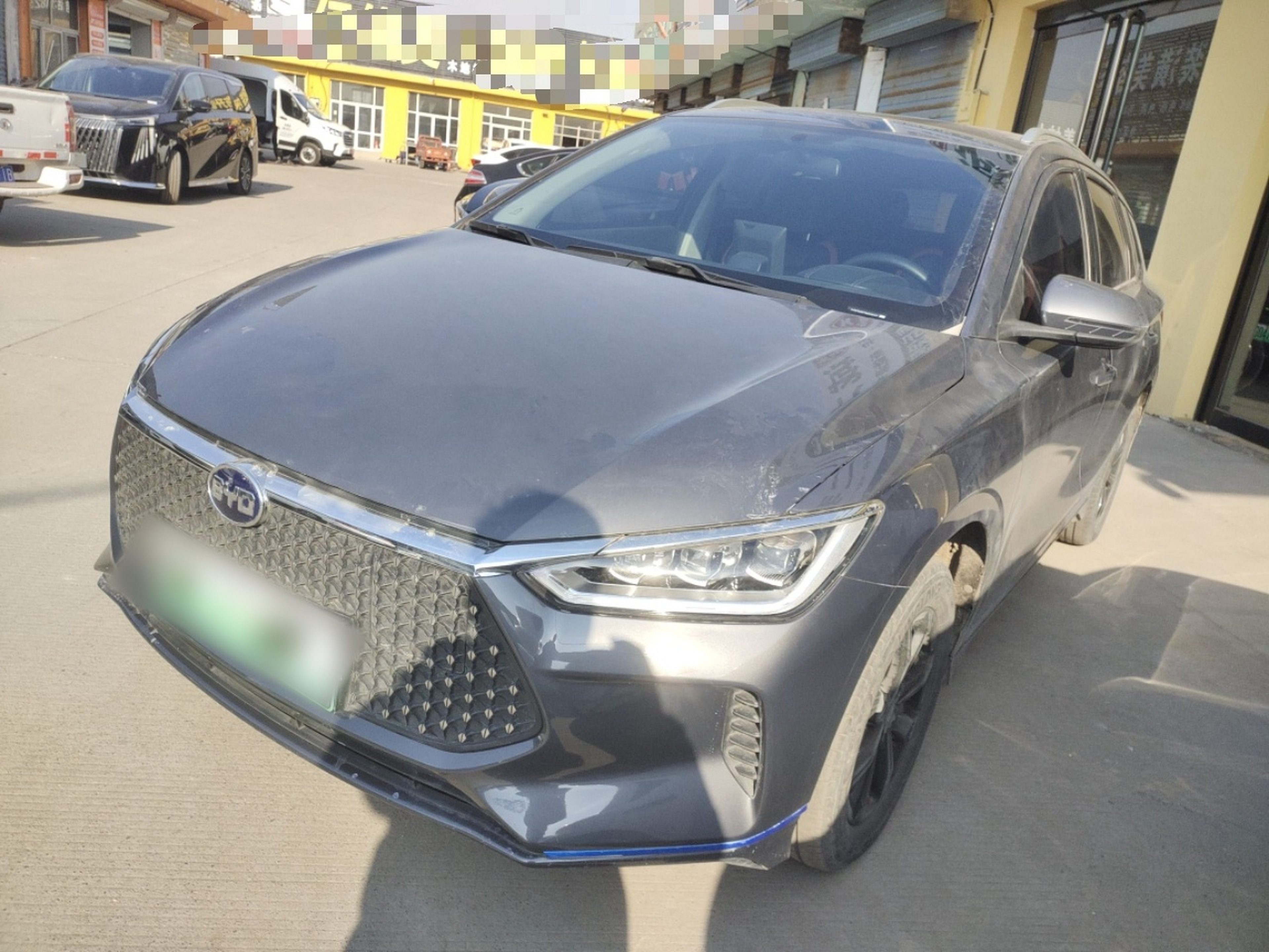 تحت مقدمة السيارة