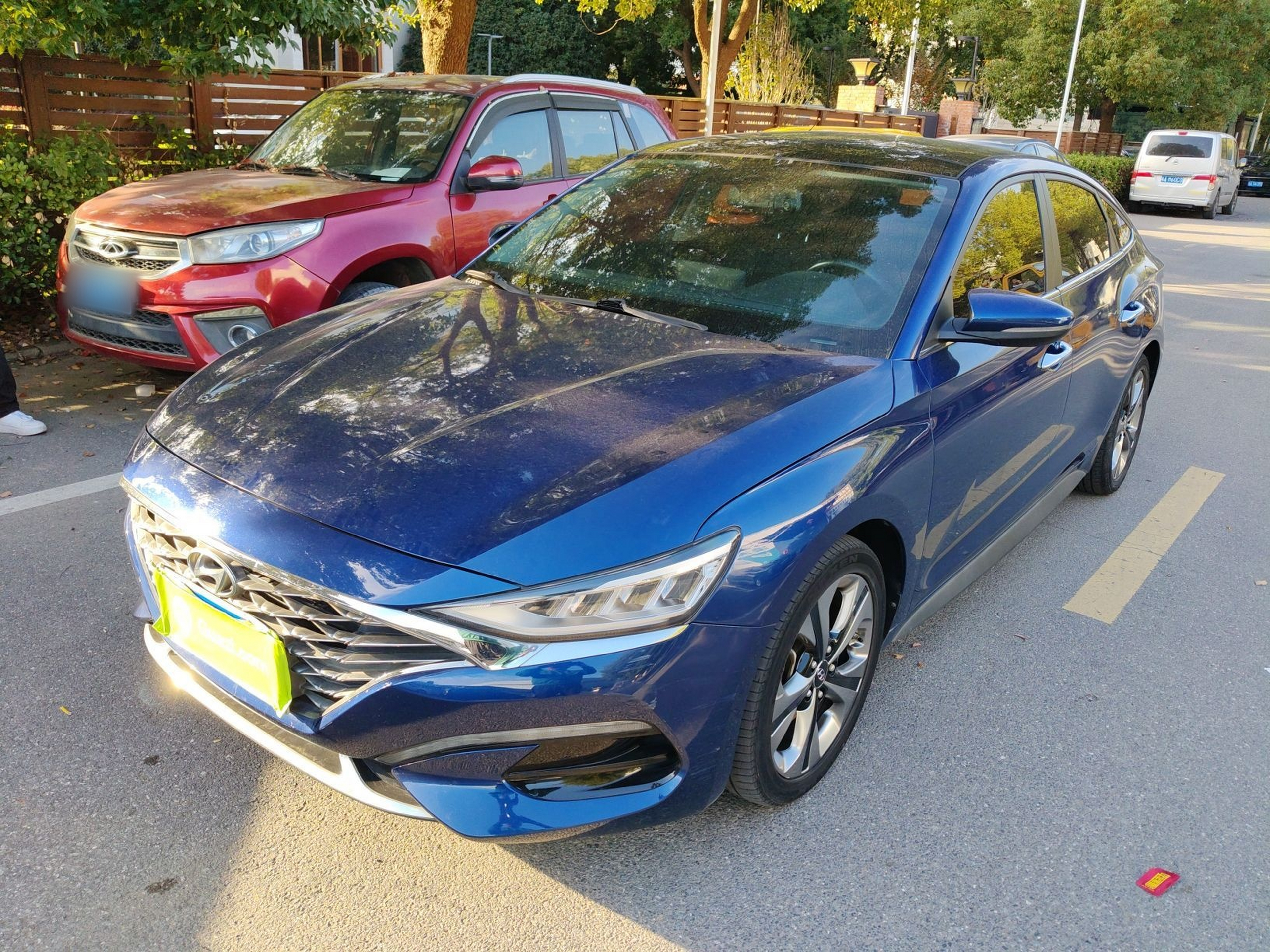 Под передней частью автомобиля