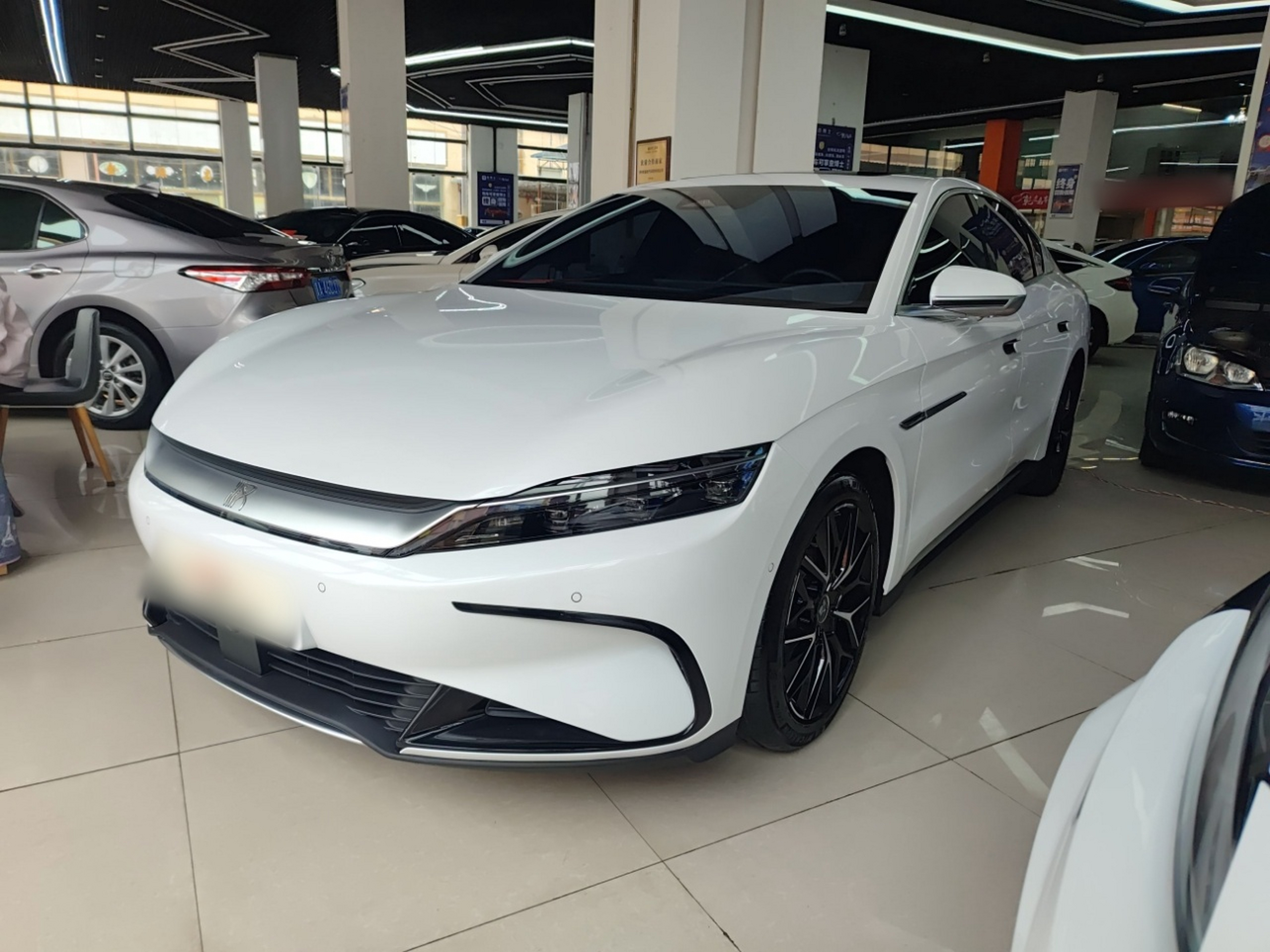 Под передней частью автомобиля