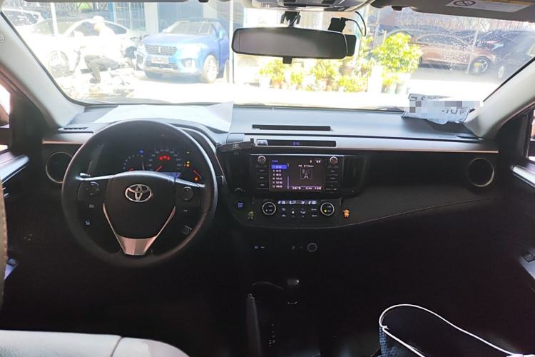 Used Toyota RAV4 2019 2.0L CVT Two-Wheel Drive Luxury Version China VI Standard
