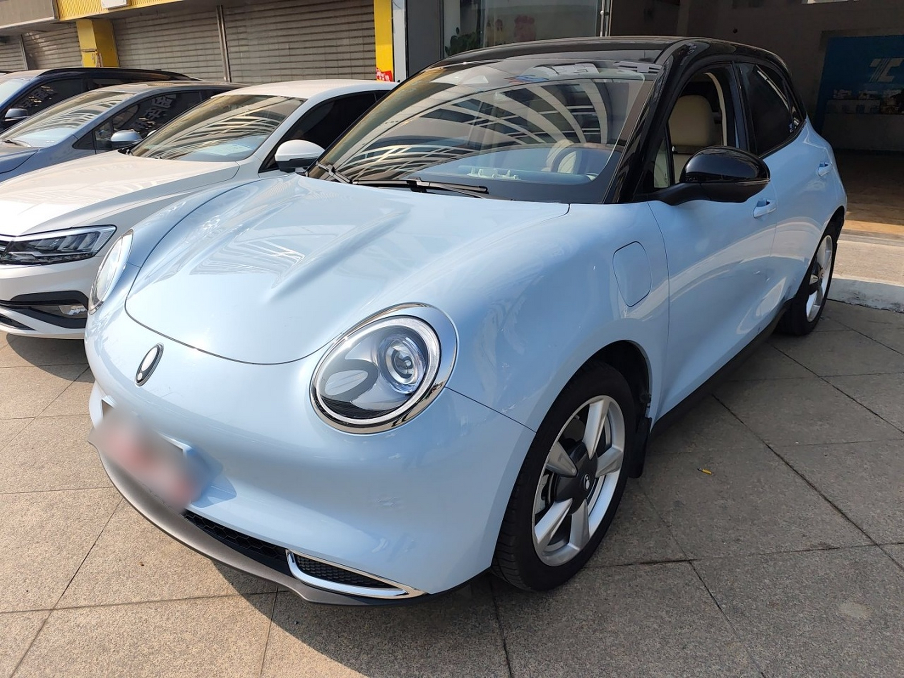 Под передней частью автомобиля