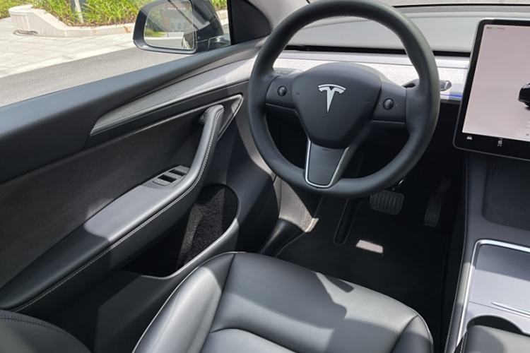 Used Tesla Model Y 2023 Rear-Wheel-Drive Version
