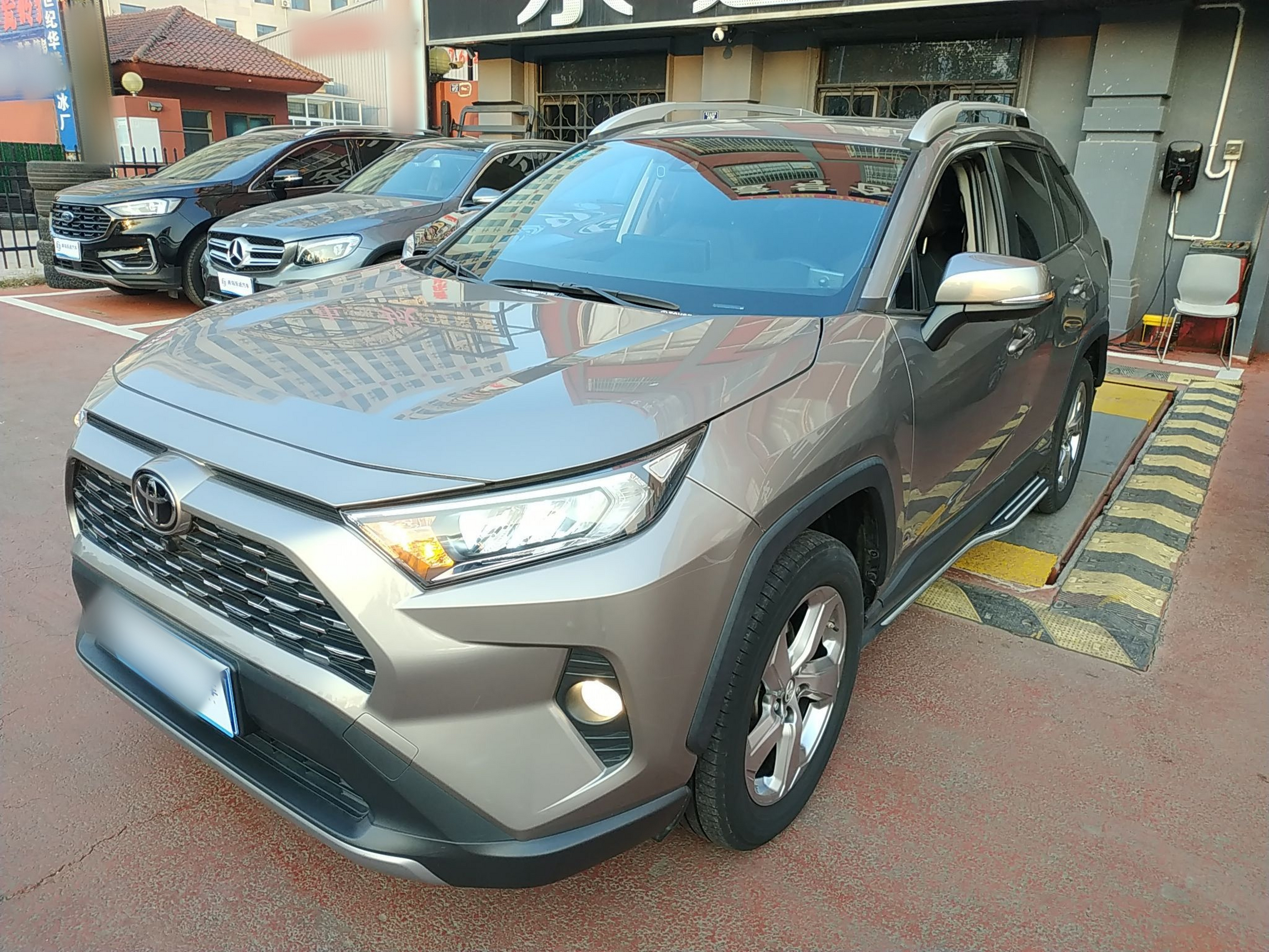 تحت مقدمة السيارة