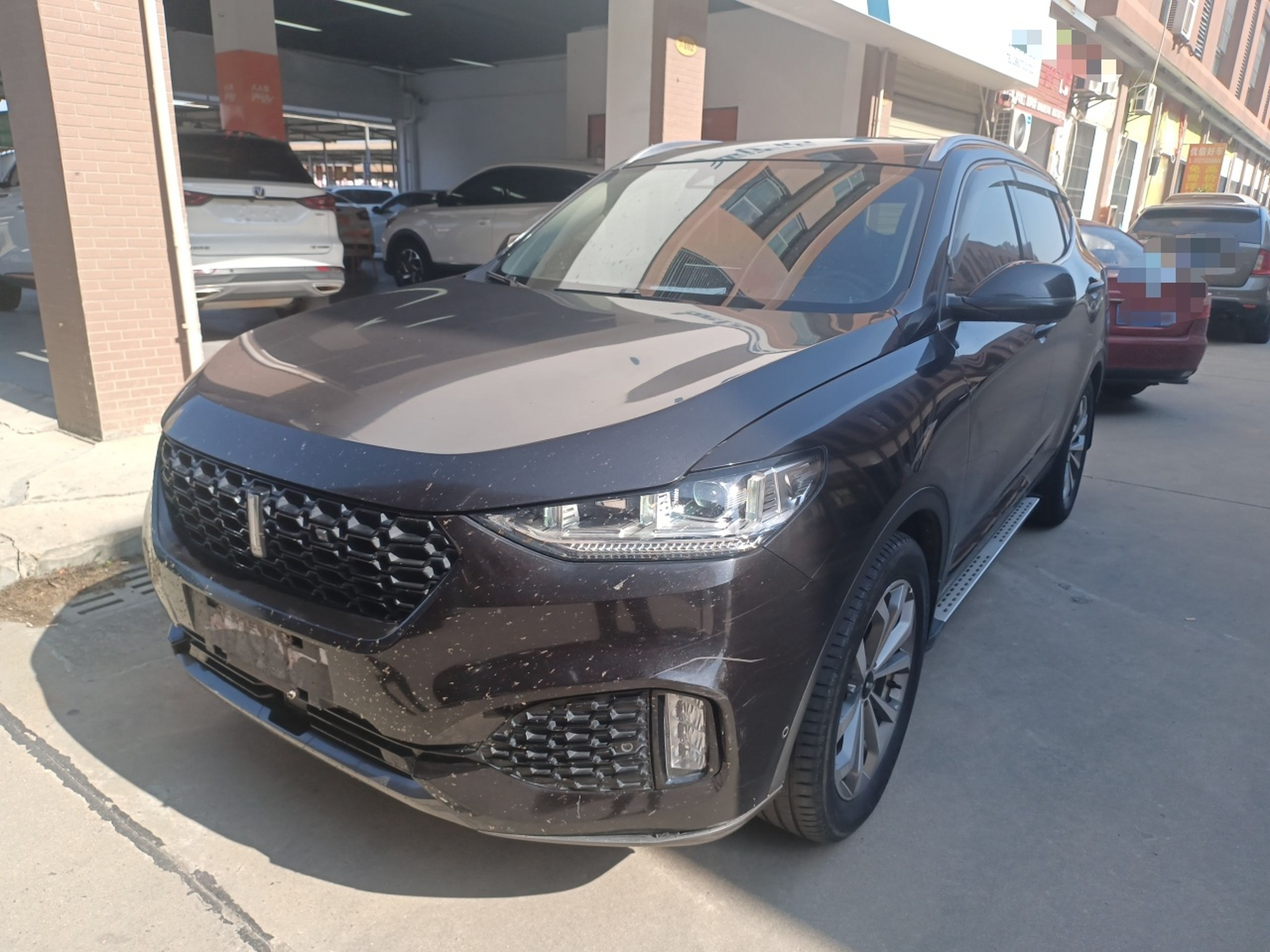 Под передней частью автомобиля