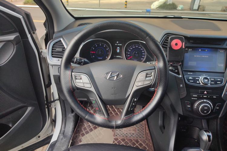 Used Hyundai Santa Fe 2015 2.4L Automatic Two-Wheel Drive Smart Version 5 Seats