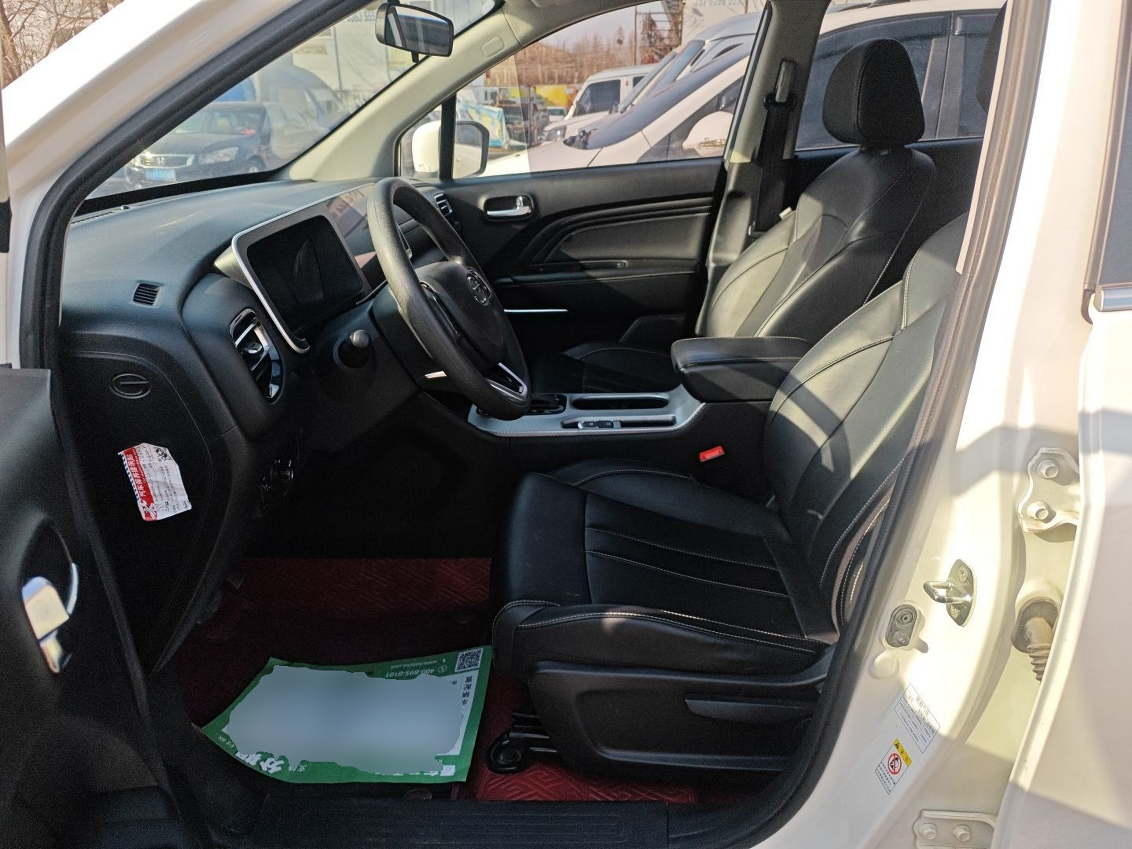 المقاعد الأمامية داخل السيارة