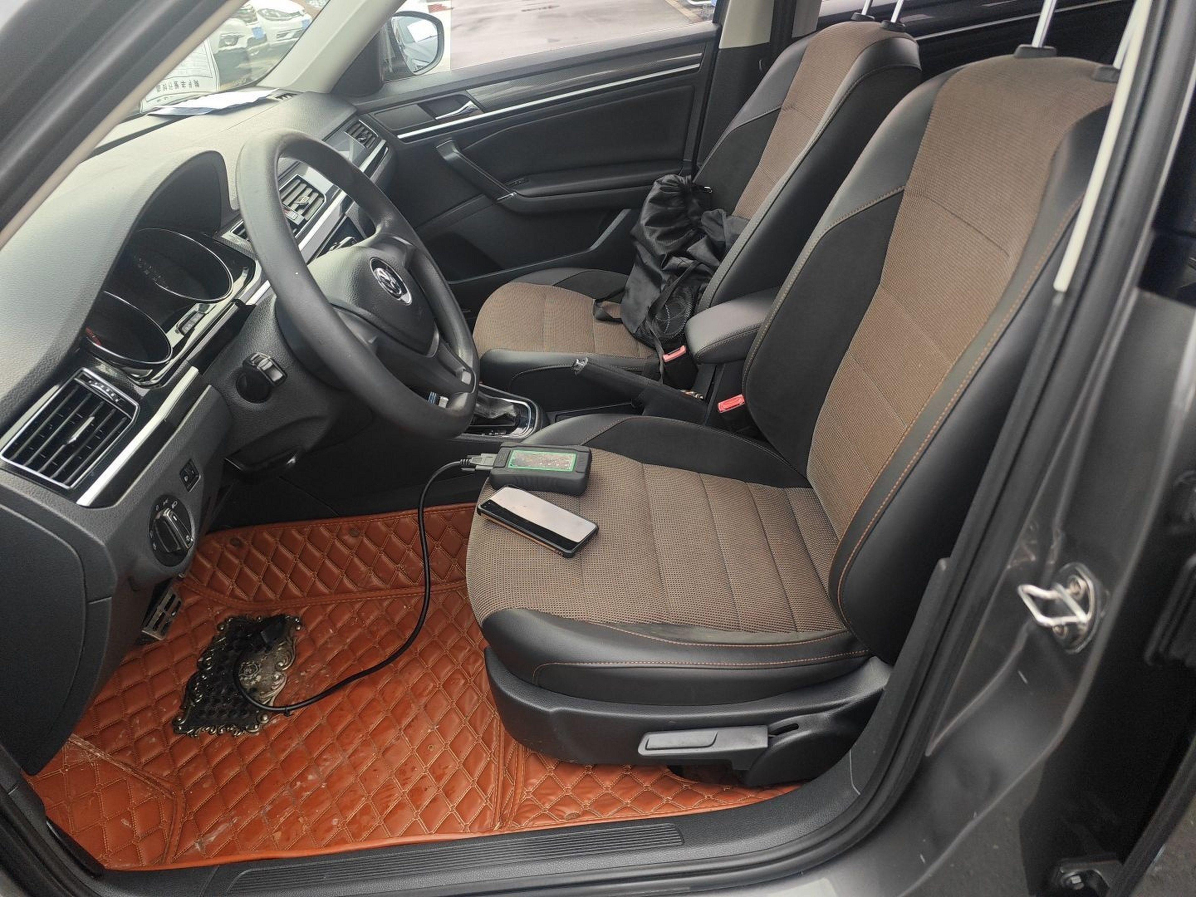 المقاعد الأمامية داخل السيارة