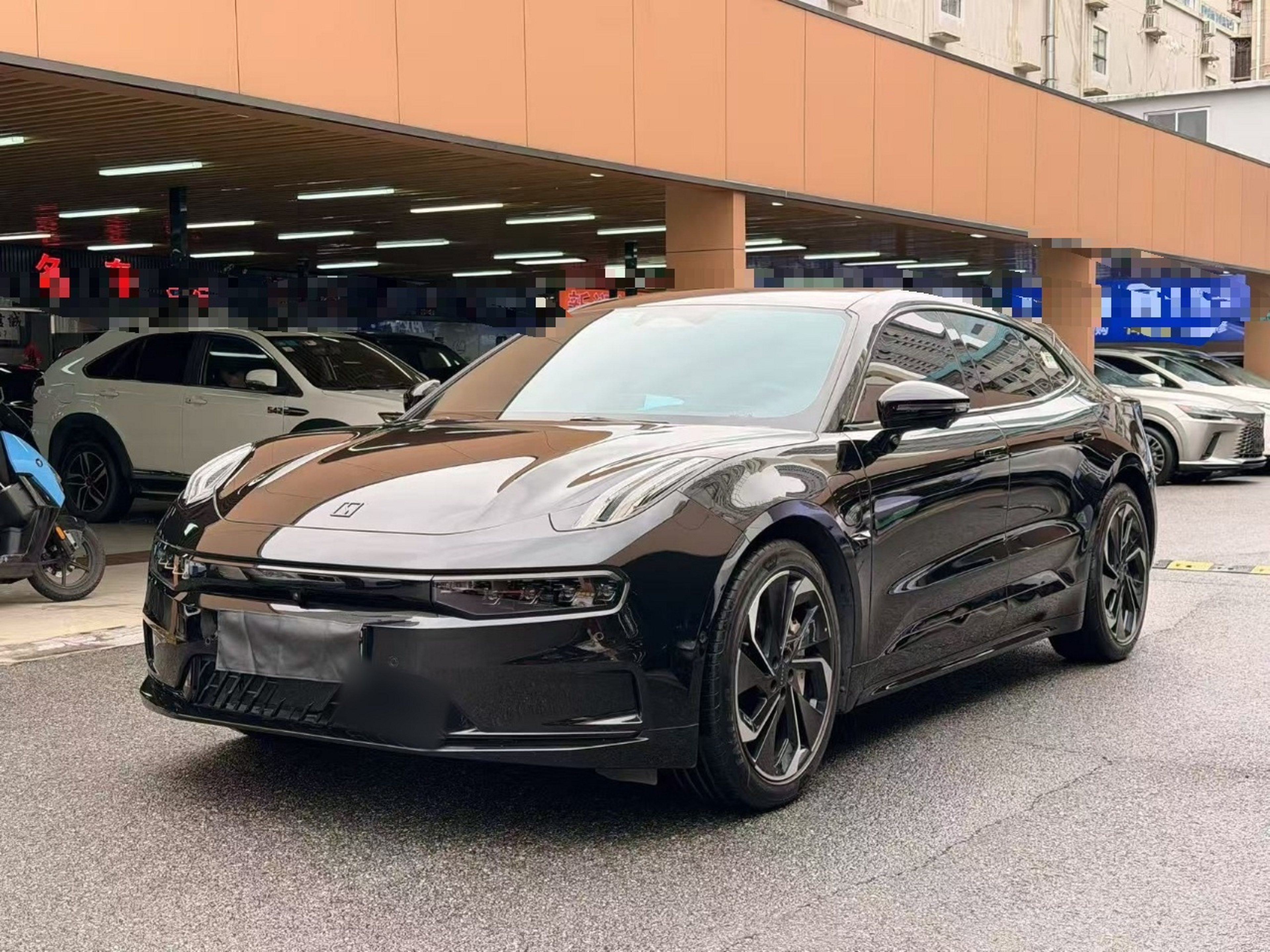 Под передней частью автомобиля