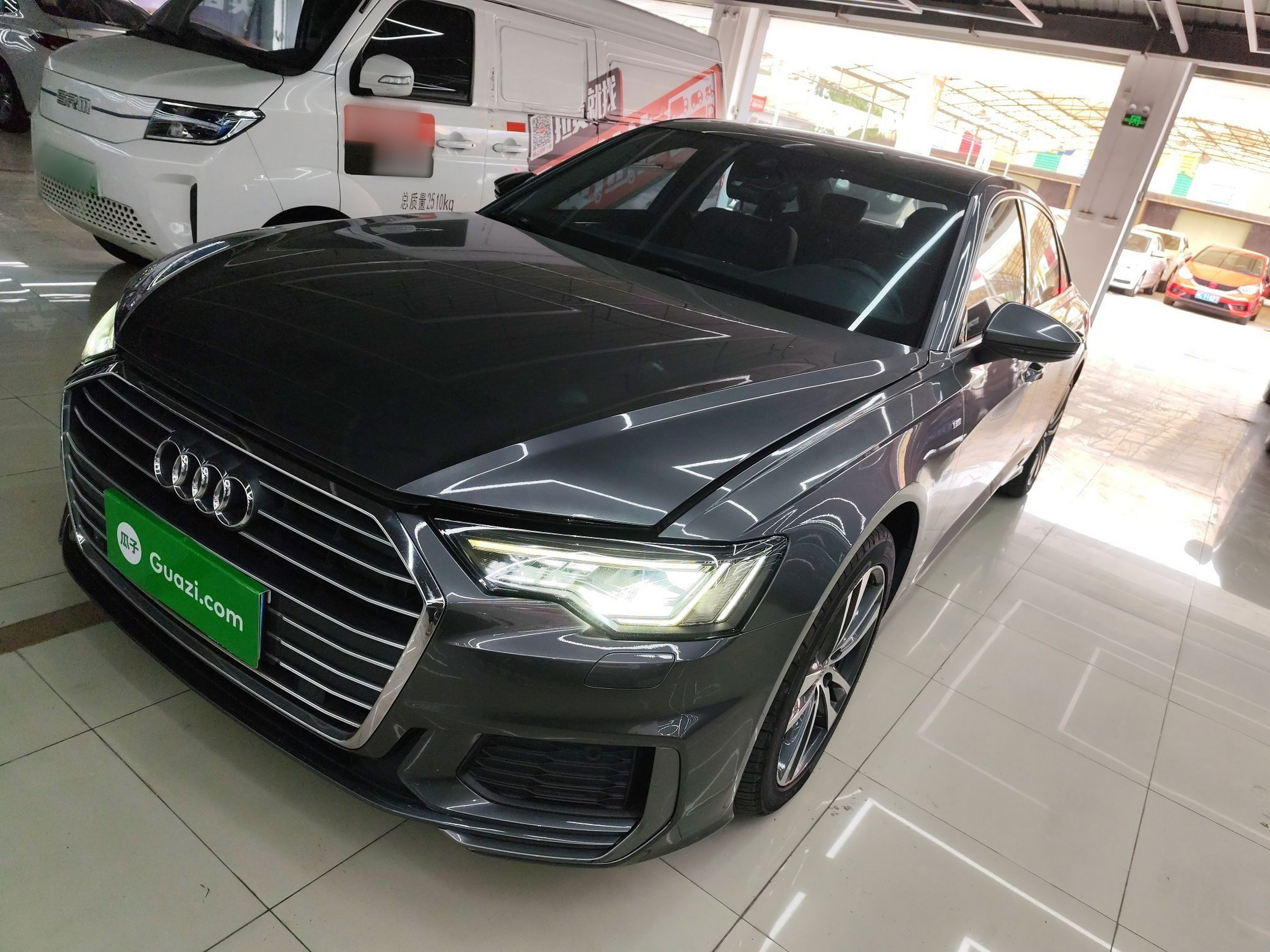 Под передней частью автомобиля