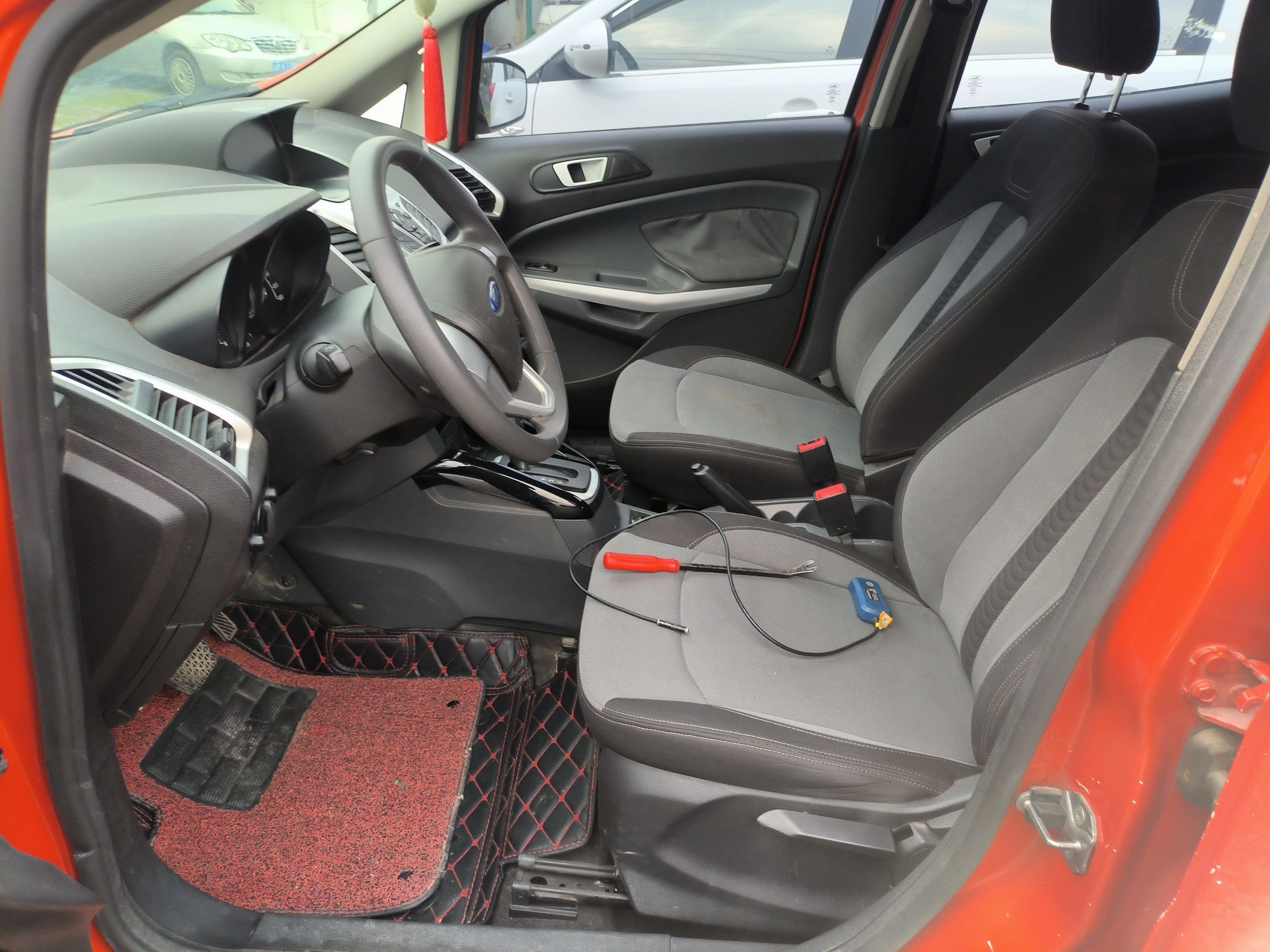 Переднее сиденье в автомобиле