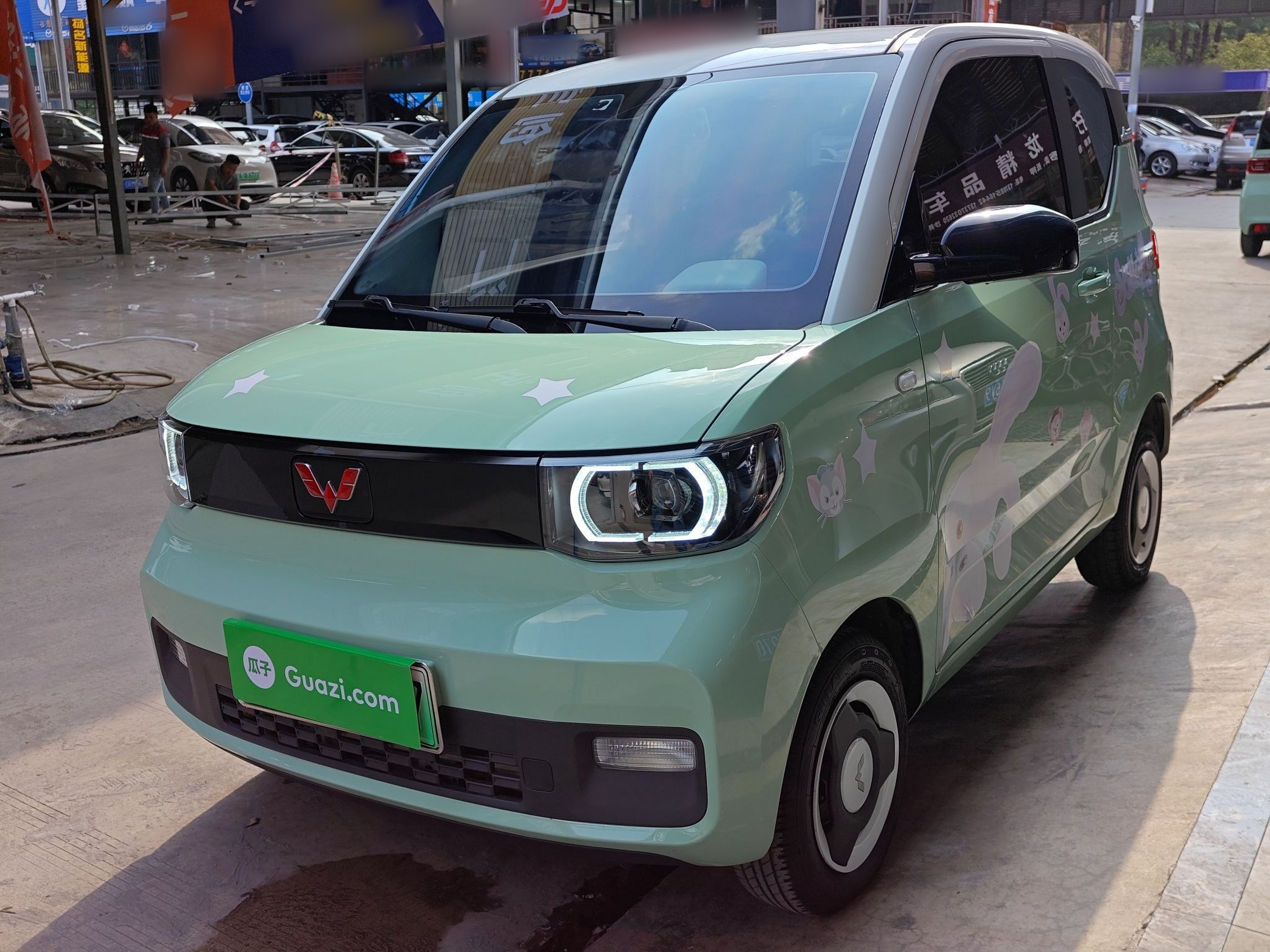 تحت مقدمة السيارة