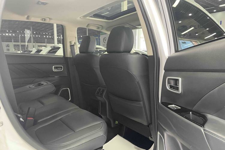 Used Mitsubishi Outlander 2019 2.4L 4x4 Zhi Xiang Edition 5 Seats China VI Standard
