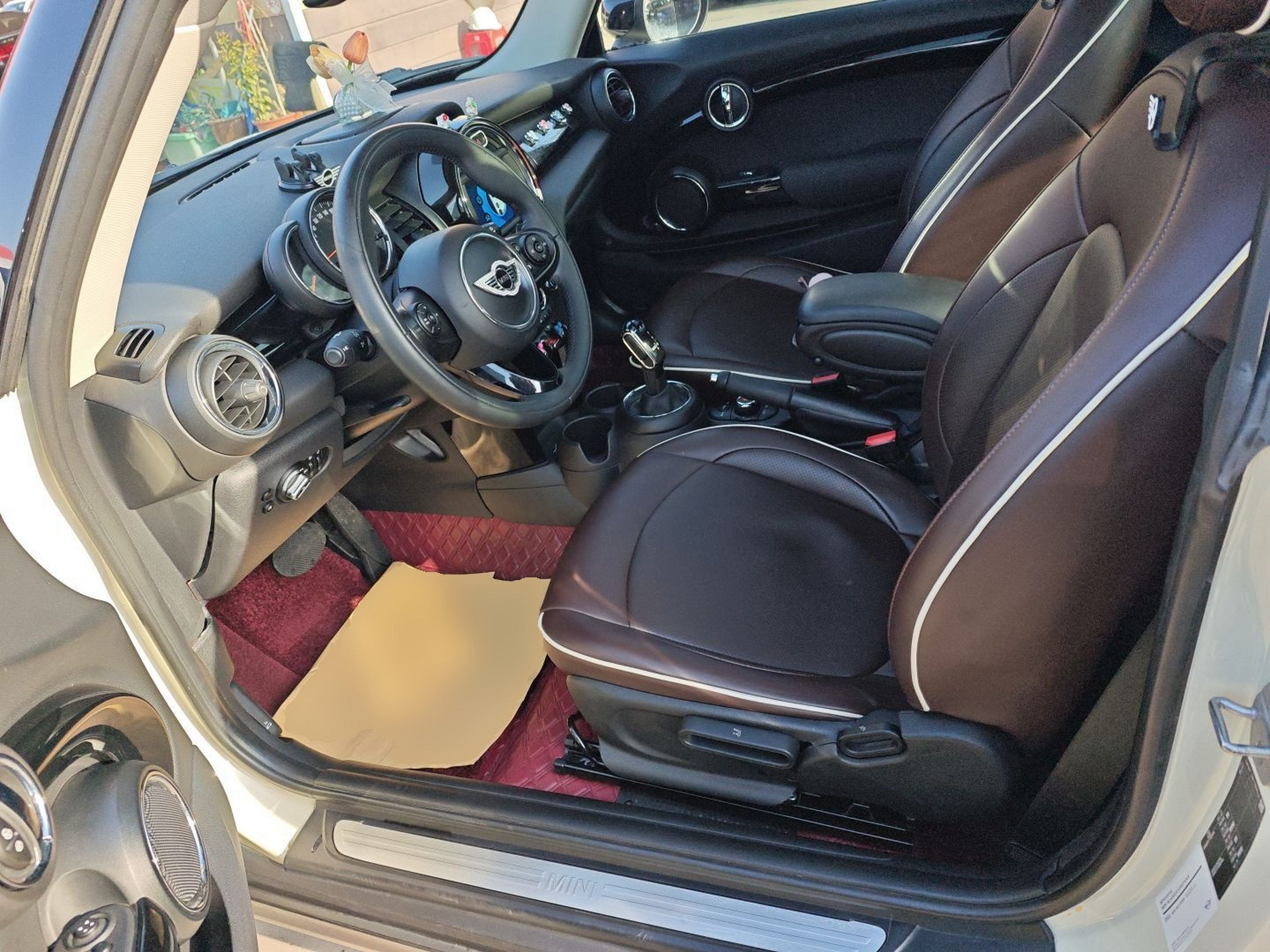 المقاعد الأمامية داخل السيارة