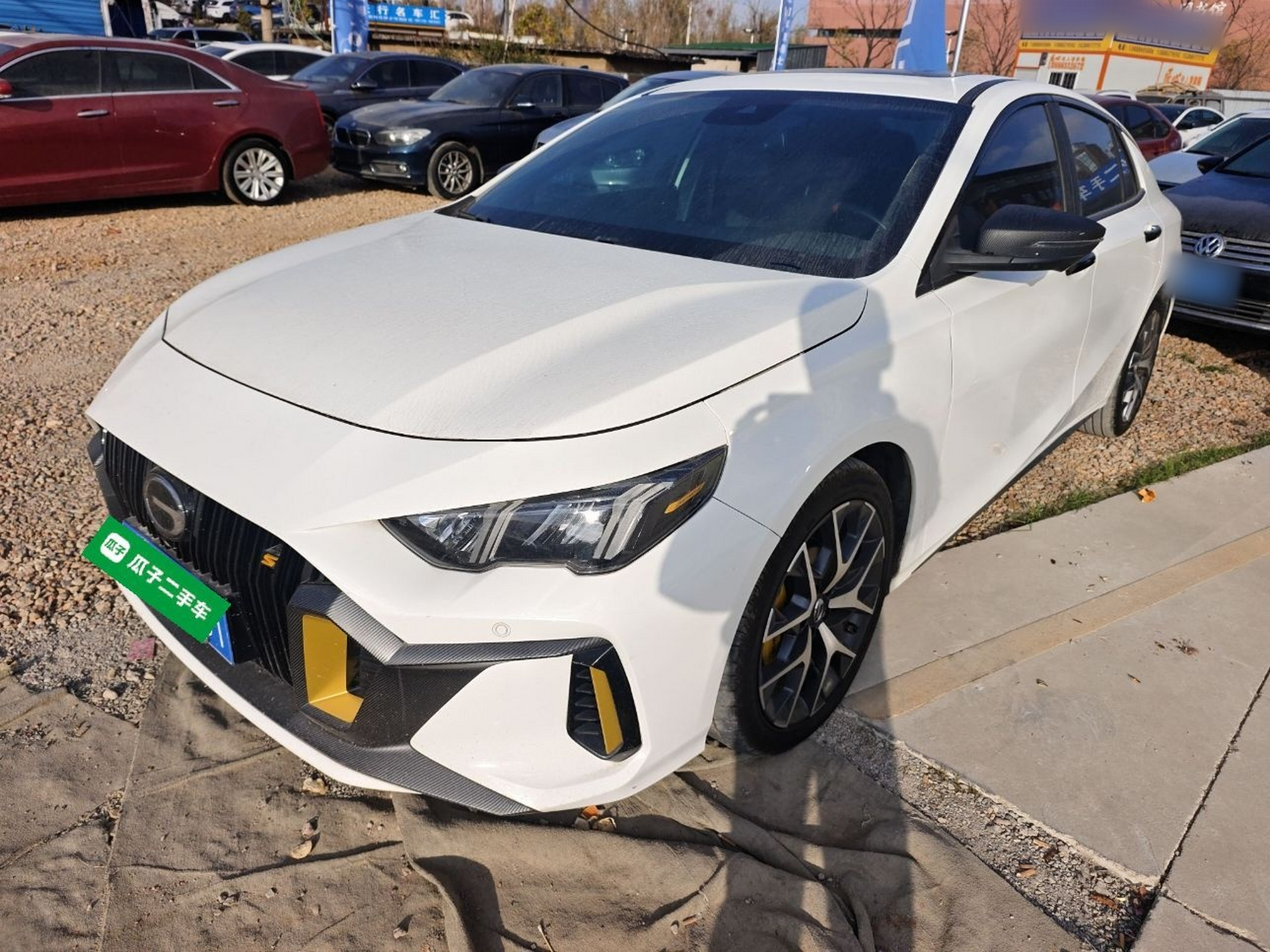 Под передней частью автомобиля