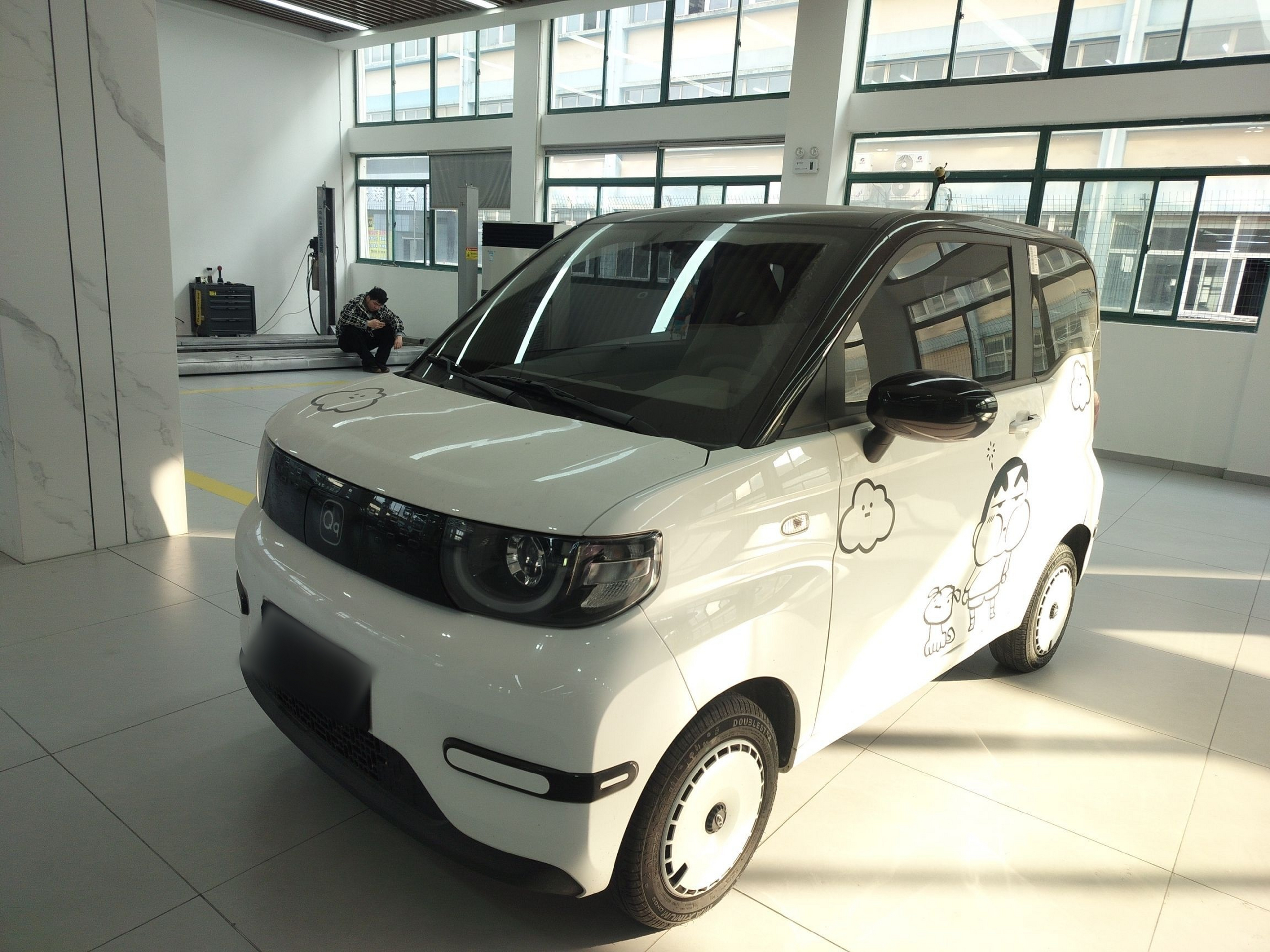 Под передней частью автомобиля