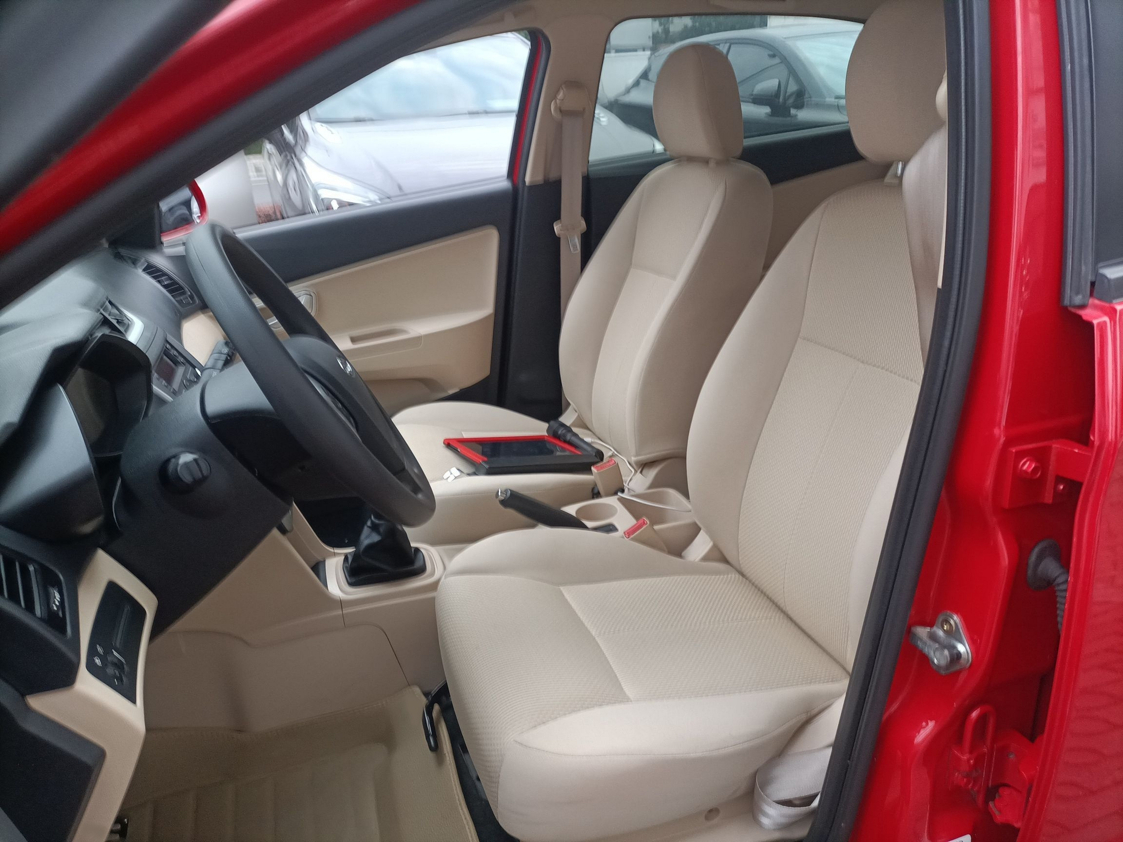 Переднее сиденье в автомобиле