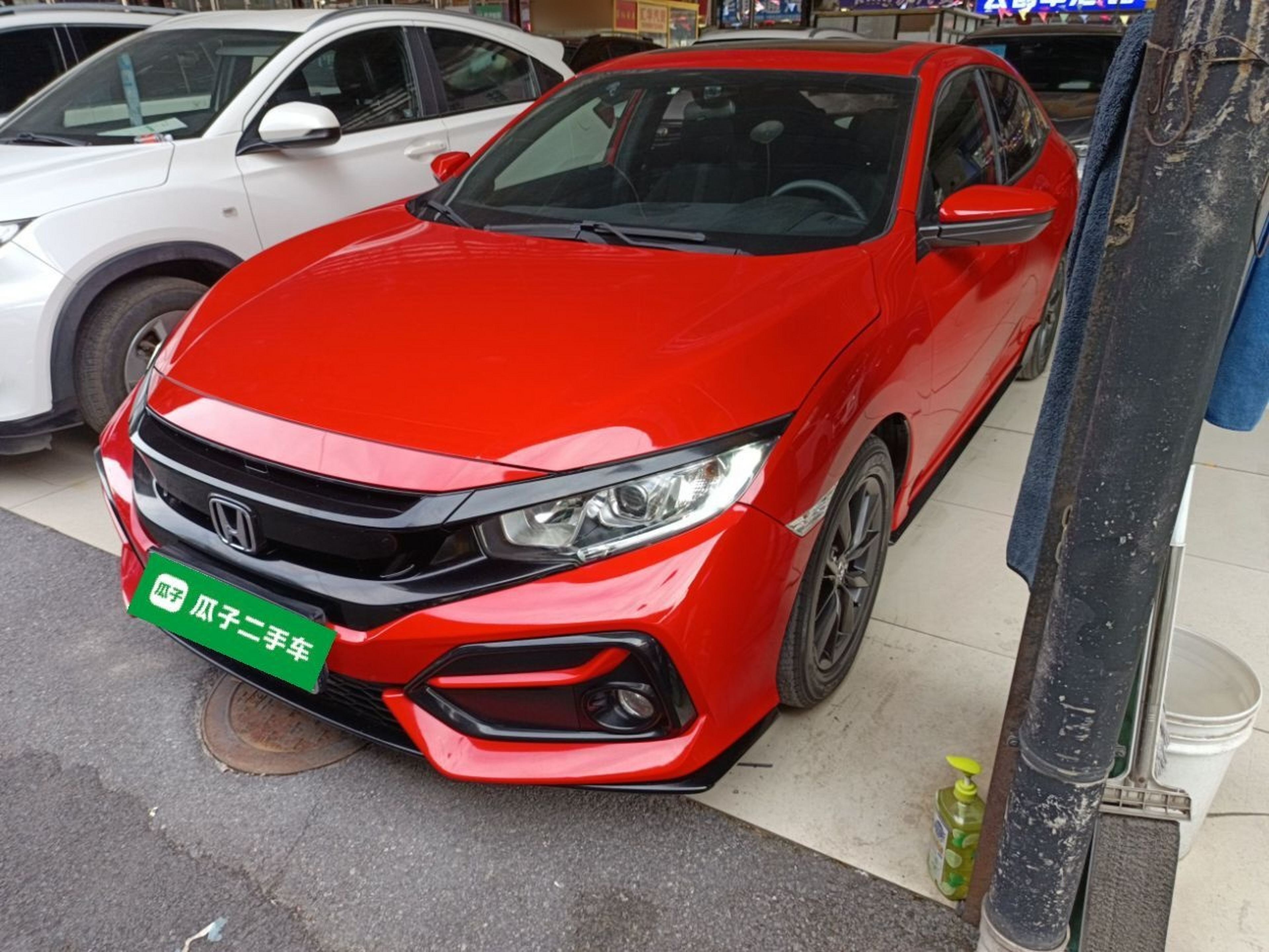 Под передней частью автомобиля