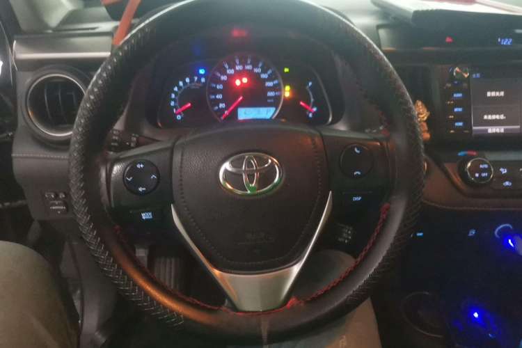 Used Toyota RAV4 2016 2.0L CVT Two-Wheel Drive Fashion Edition China V Standard
