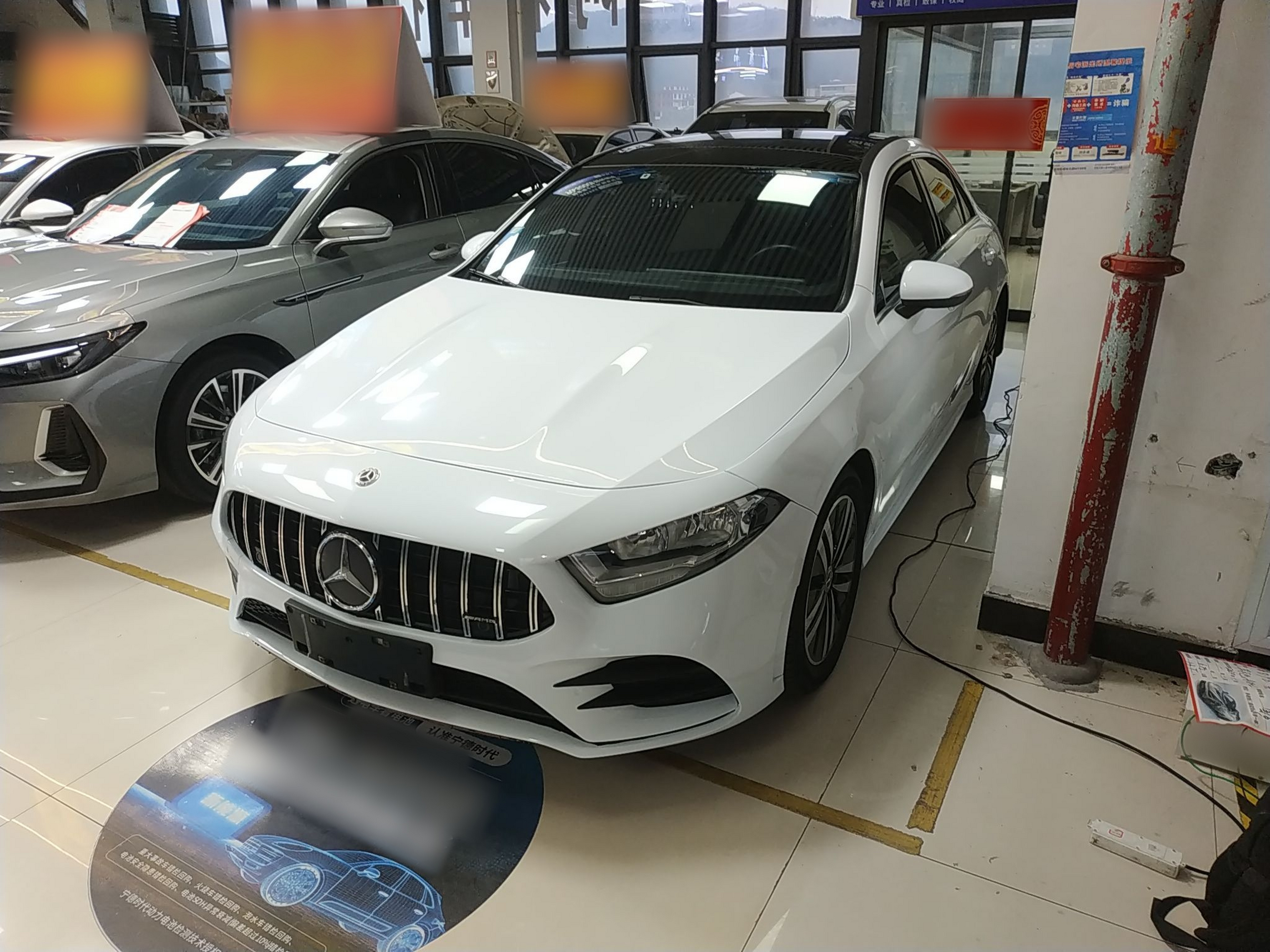 تحت مقدمة السيارة