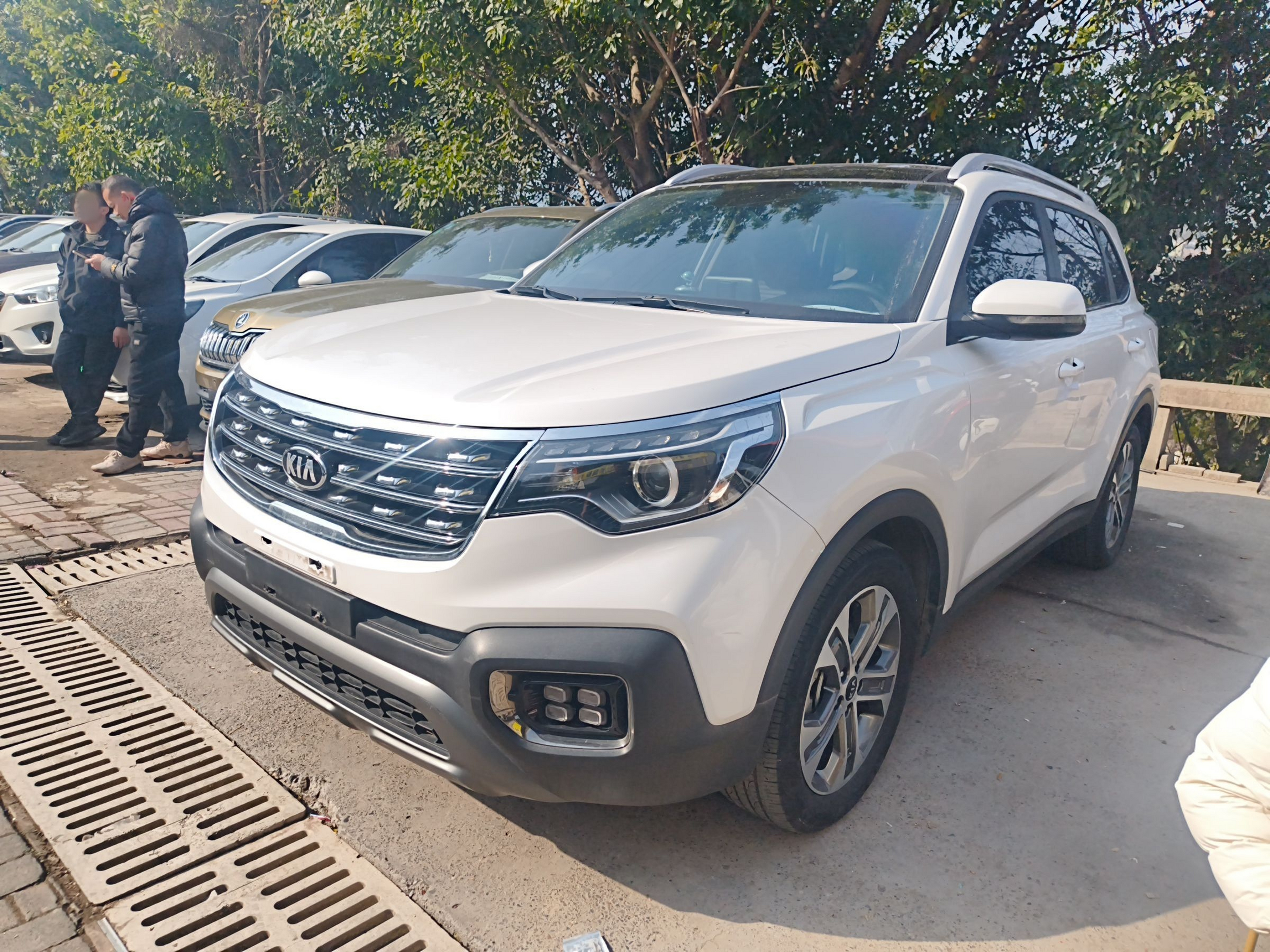 Под передней частью автомобиля