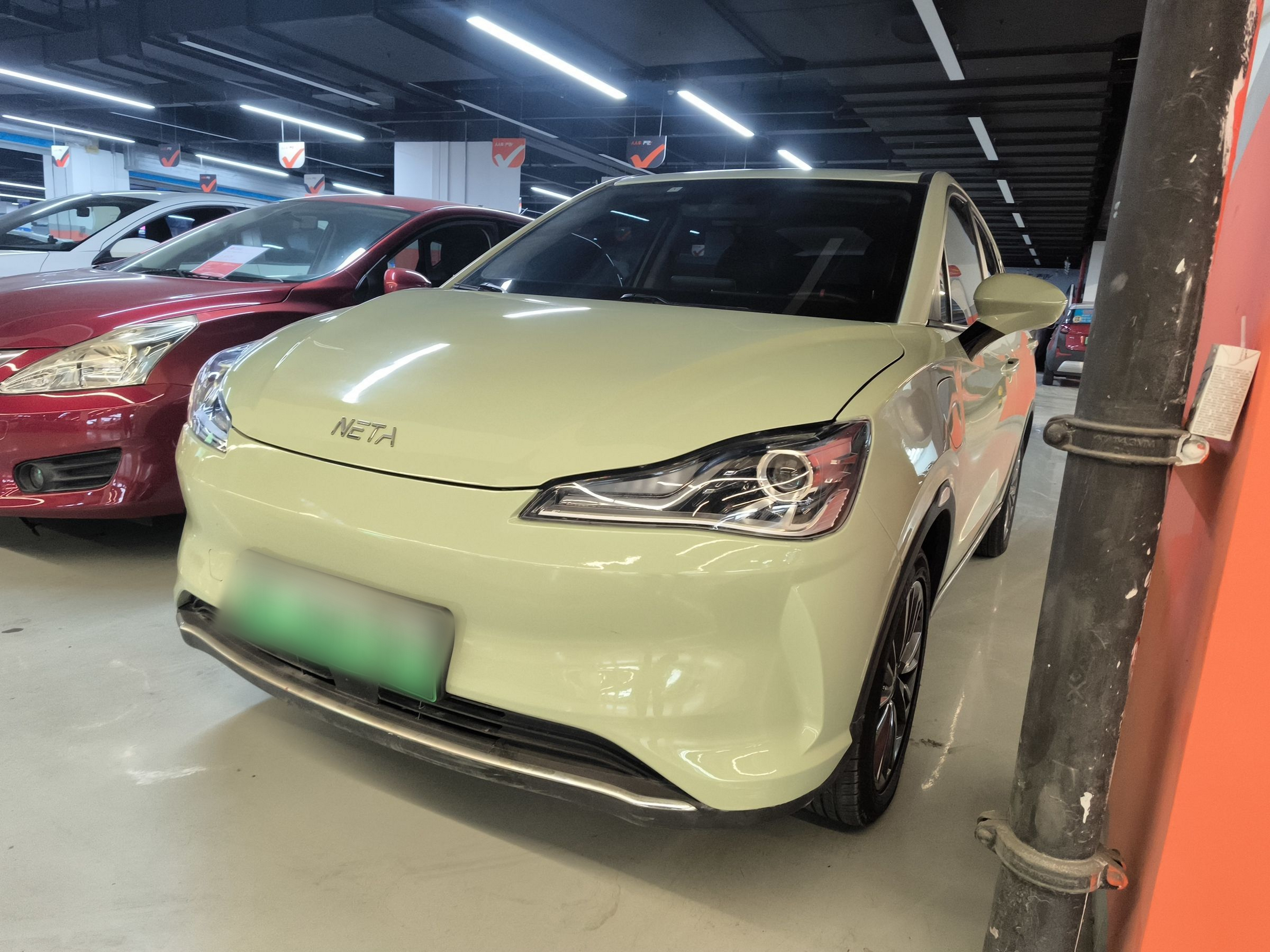 تحت مقدمة السيارة