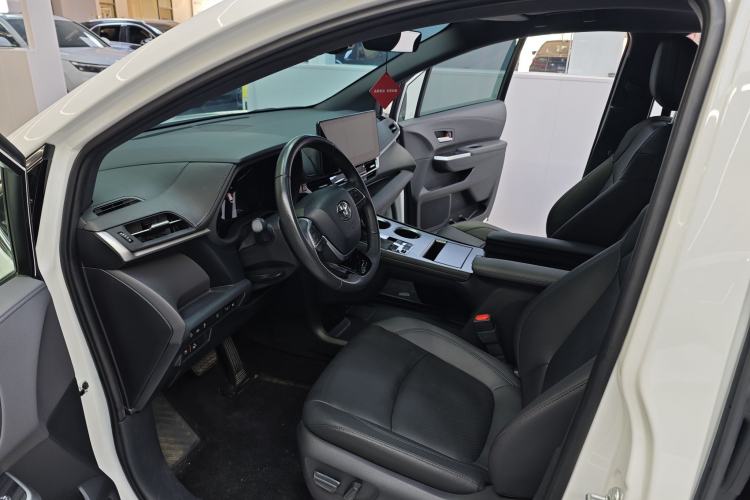 Used Toyota Sienna 2023 2.5L Hybrid Deluxe Edition
