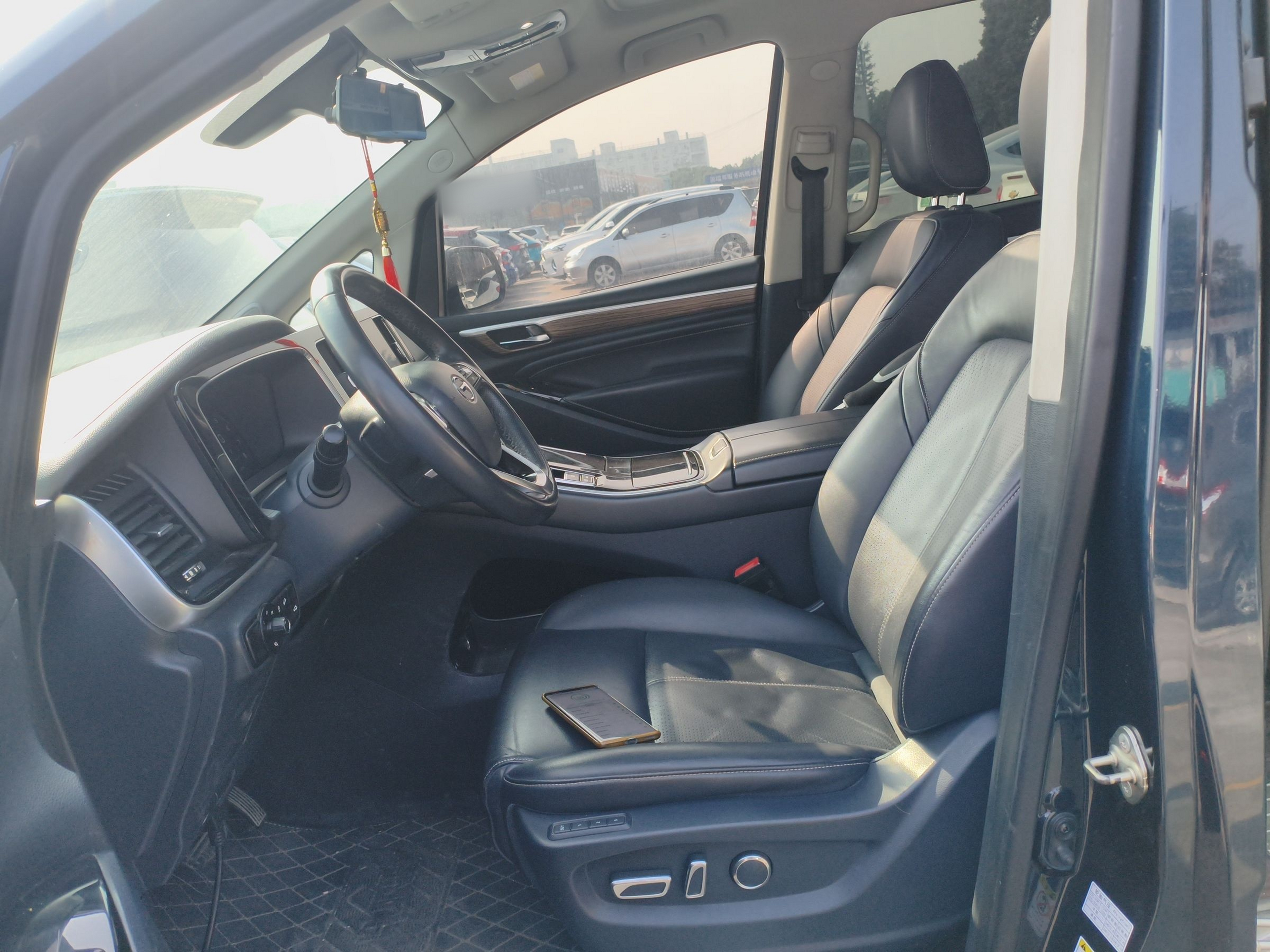 Переднее сиденье в автомобиле